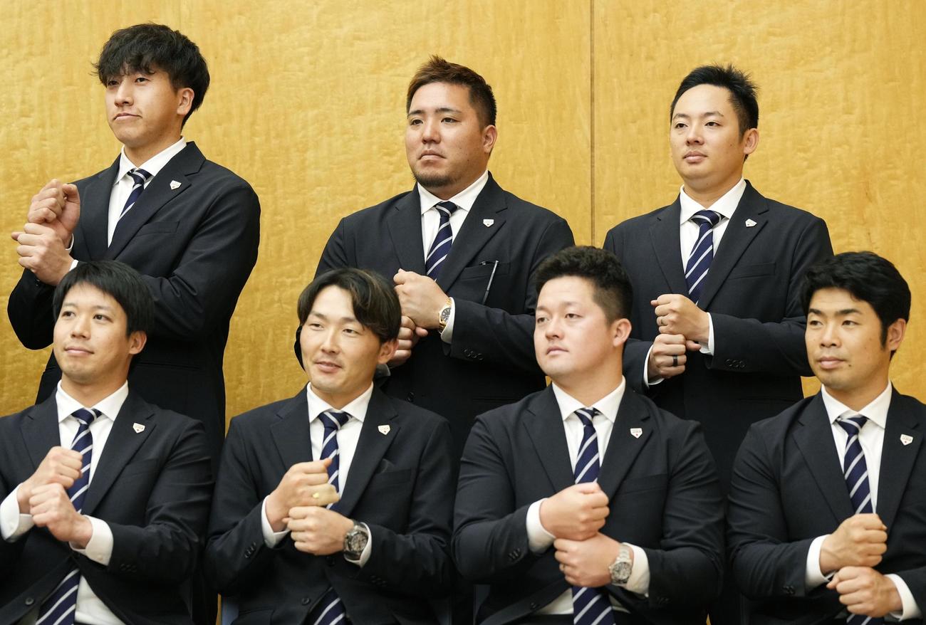 岸田首相と面会し、記念撮影の際に「ペッパーグラインダー」のポーズをとるWBC日本代表の（前列左から）山田、源田、牧、近藤、（後列左から）大勢、山川、松井裕（共同）