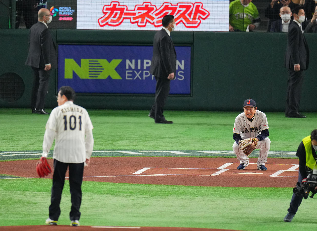 日本対韓国　始球式で岸田首相の捕手を務める栗山監督（2023年3月10日撮影）