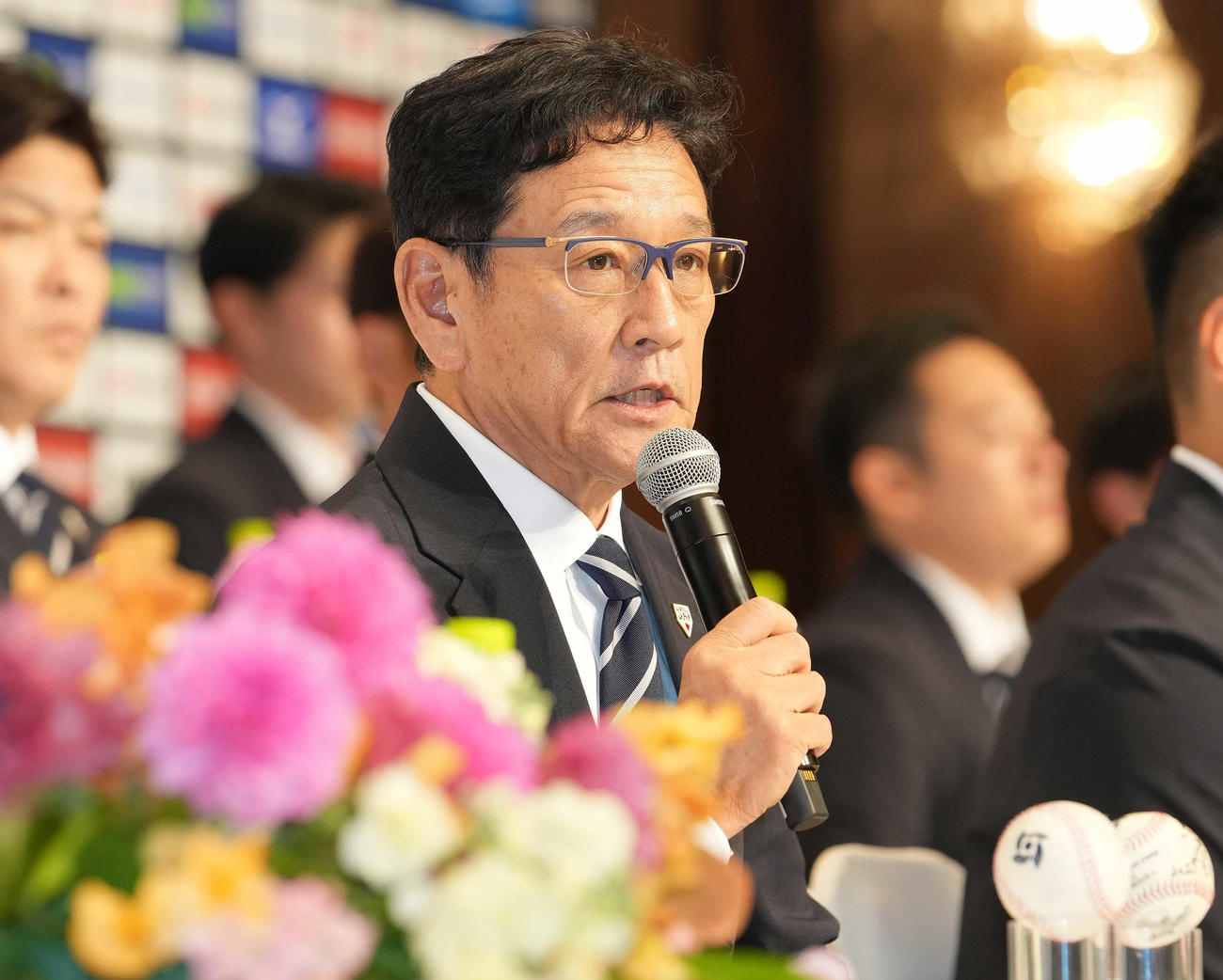【WBC】栗山英樹監督「総理も大変ですね。お手柔らかに」ずらり並ぶ記者団に逆質問 - WBC2023写真ニュース : 日刊スポーツ