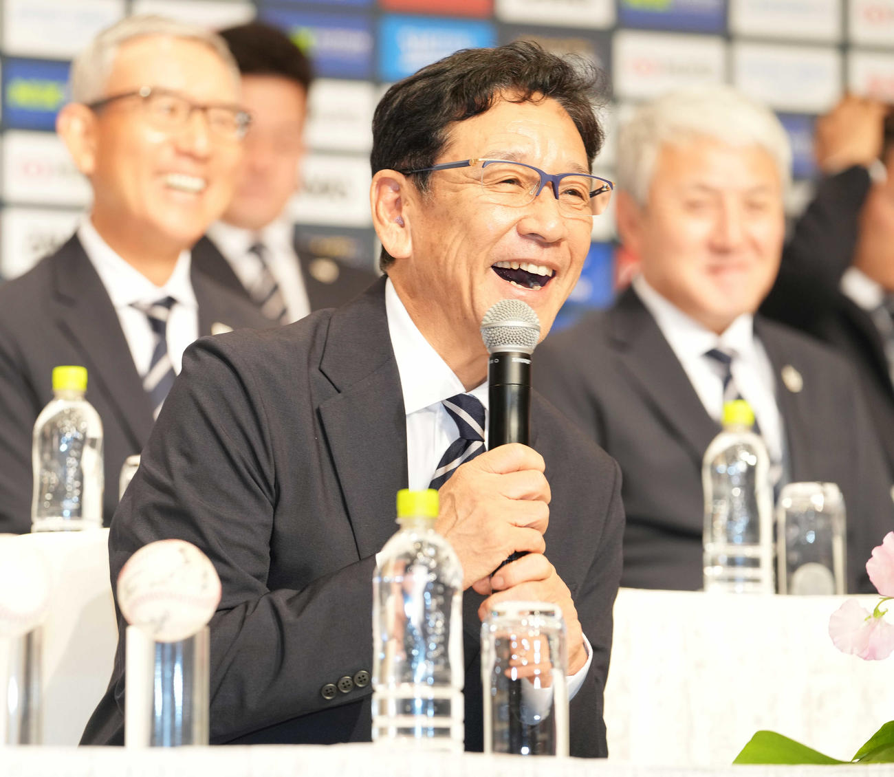 帰国会見で笑顔を見せる侍ジャパン栗山監督（撮影・鈴木みどり）