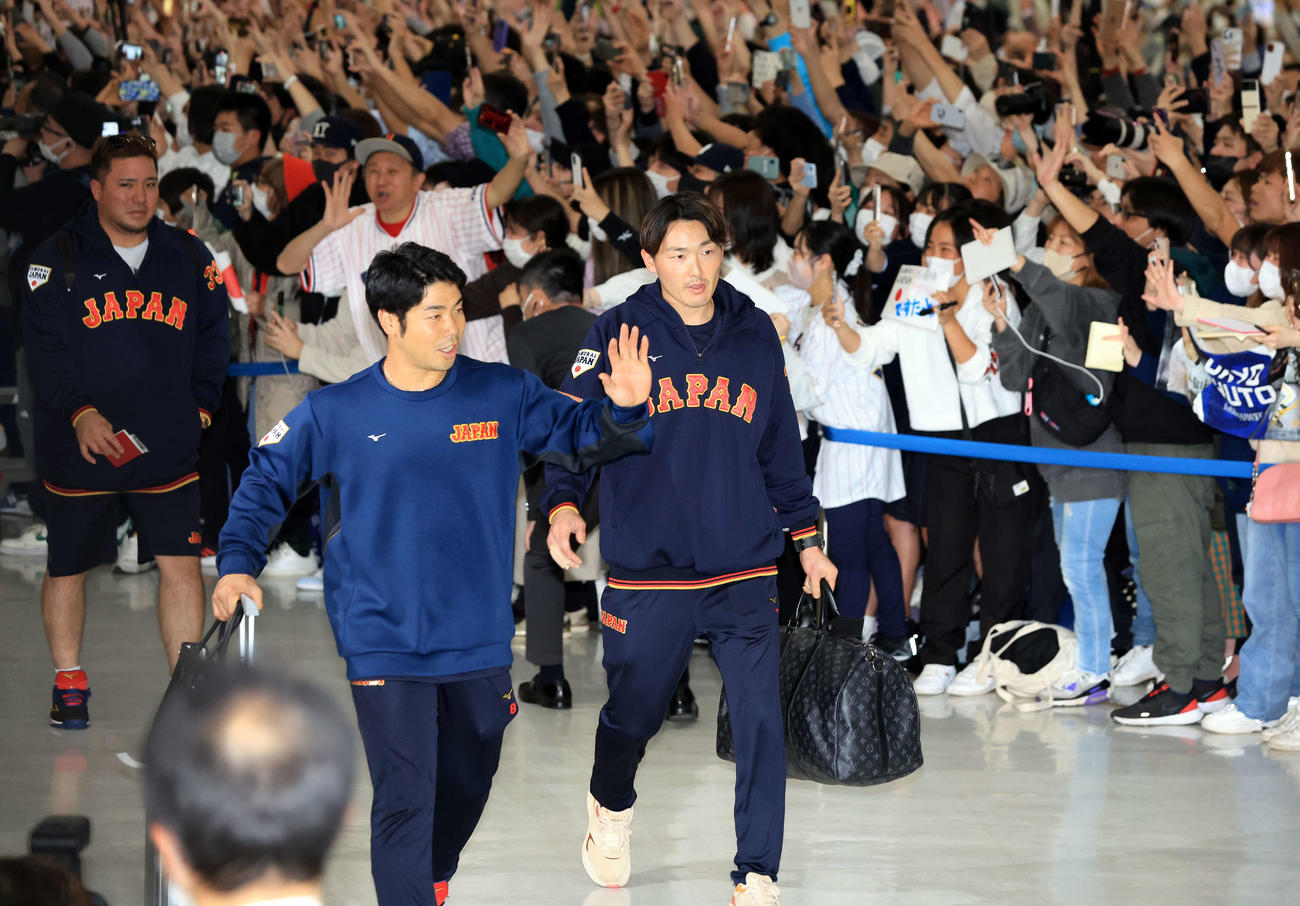 大勢のファンが待ち受けた成田空港に凱旋帰国した、手前から近藤、源田、山川（撮影・浅見桂子）