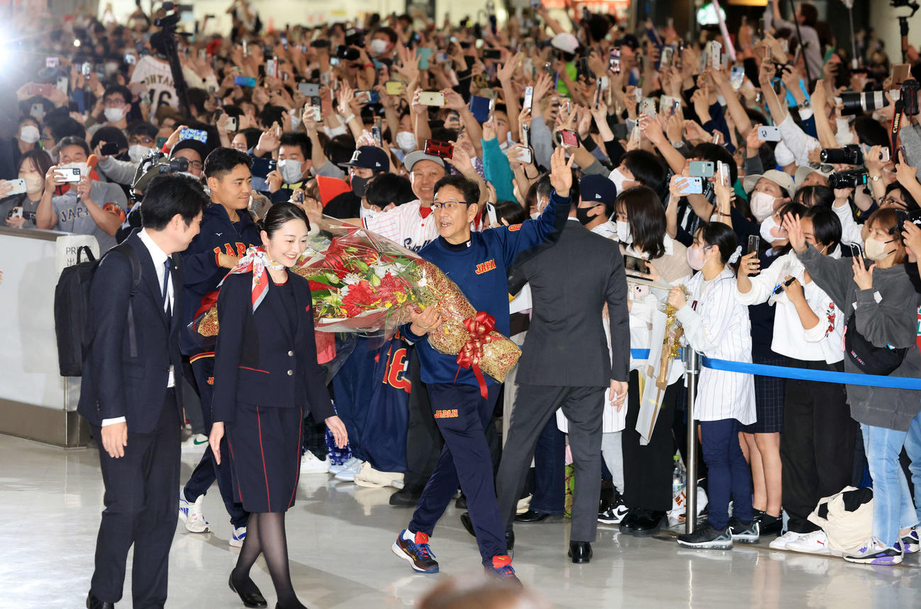 大勢のファンが待つ中、帰国した侍ジャパンの栗山監督（中央）は手を振る。左奥は中村（撮影・浅見桂子）