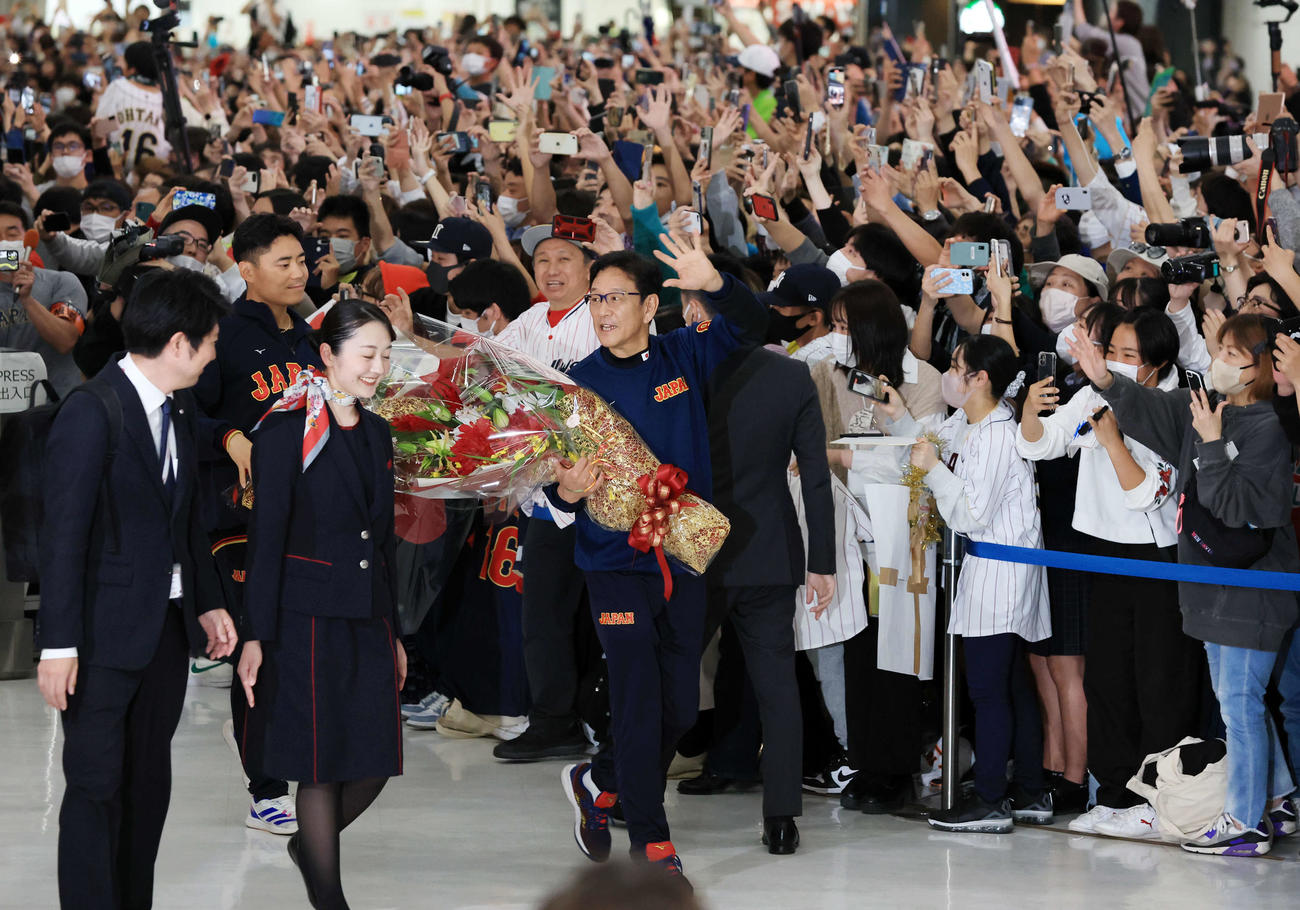 大勢のファンが待つ中、帰国した侍ジャパンの栗山監督（中央）は手を振る。左奥は中村（撮影・浅見桂子）