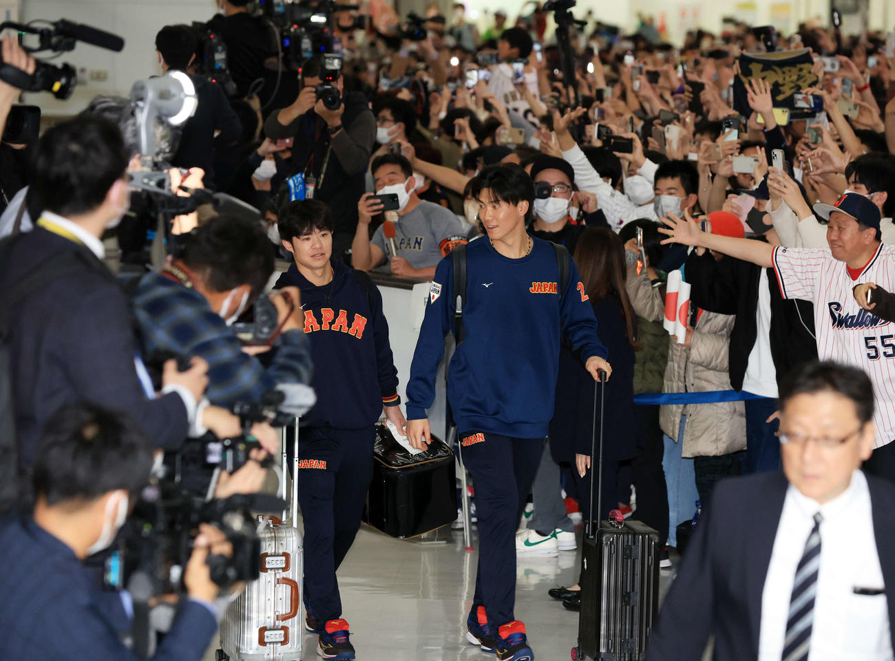 大勢のファンが待つ中、帰国した日本代表の中野（左）と湯浅（右）（撮影・浅見桂子）