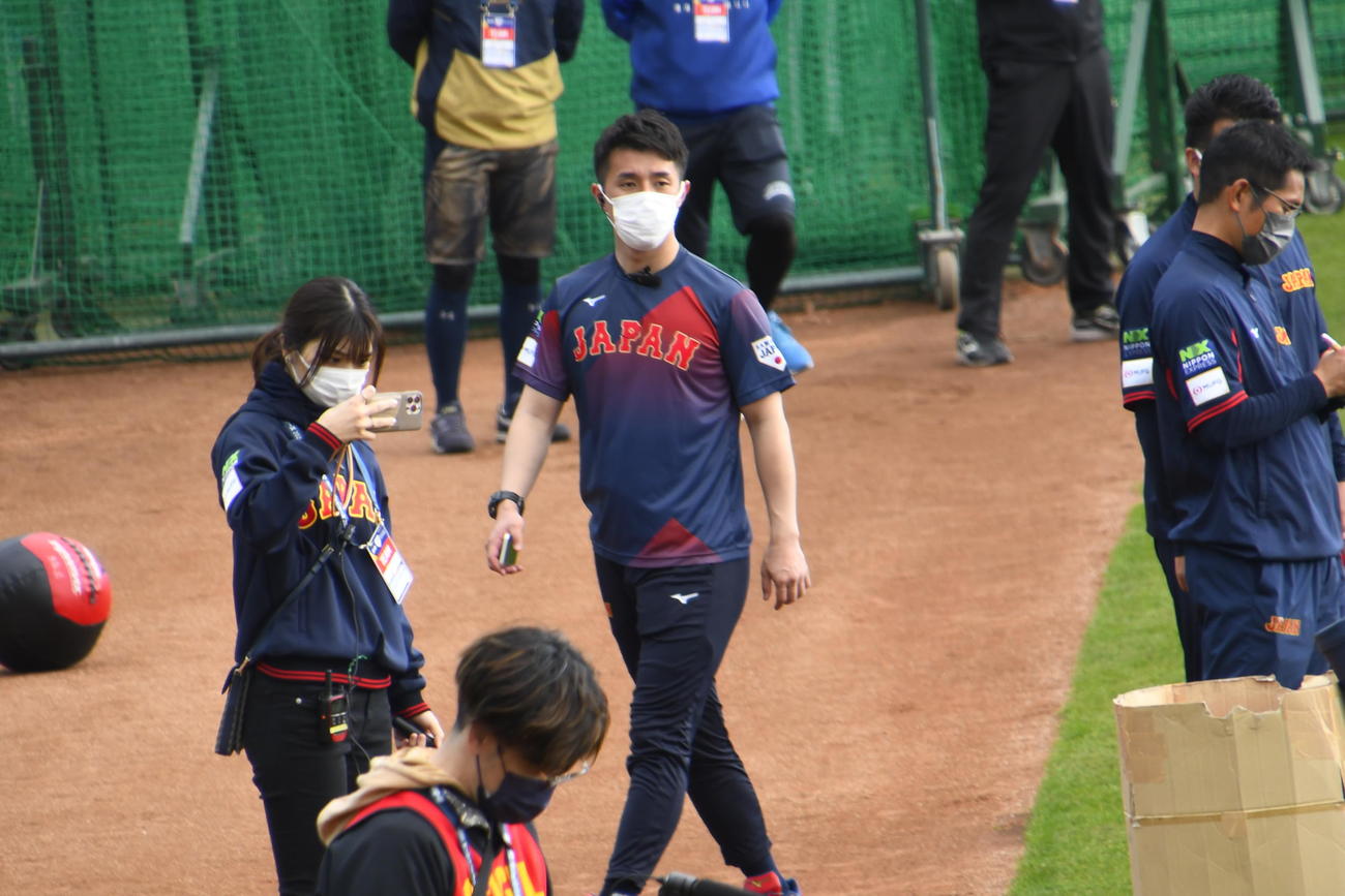 侍ジャパン用具担当の小中亮太さん（中央）（撮影・中野椋）