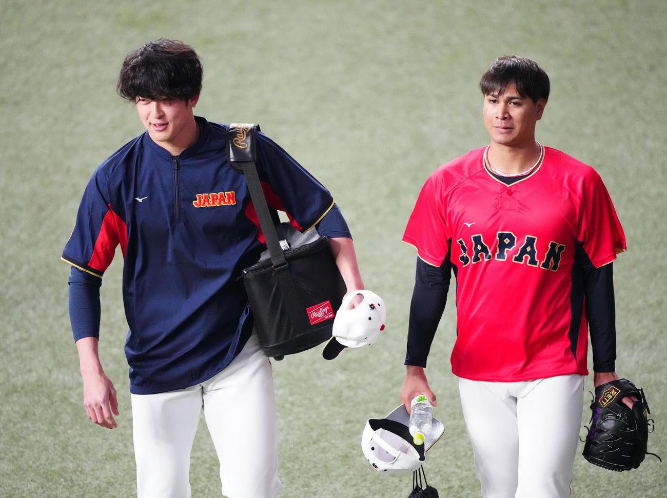 23年3月7日、試合前練習に臨む宇田川（右）とオリックス山崎颯