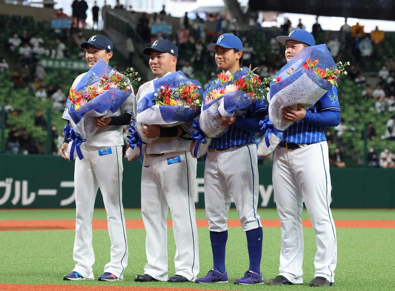花束を手に写真に納まるWBC優勝メンバーの、左から源田、山川、今永、牧（撮影・丹羽敏通）