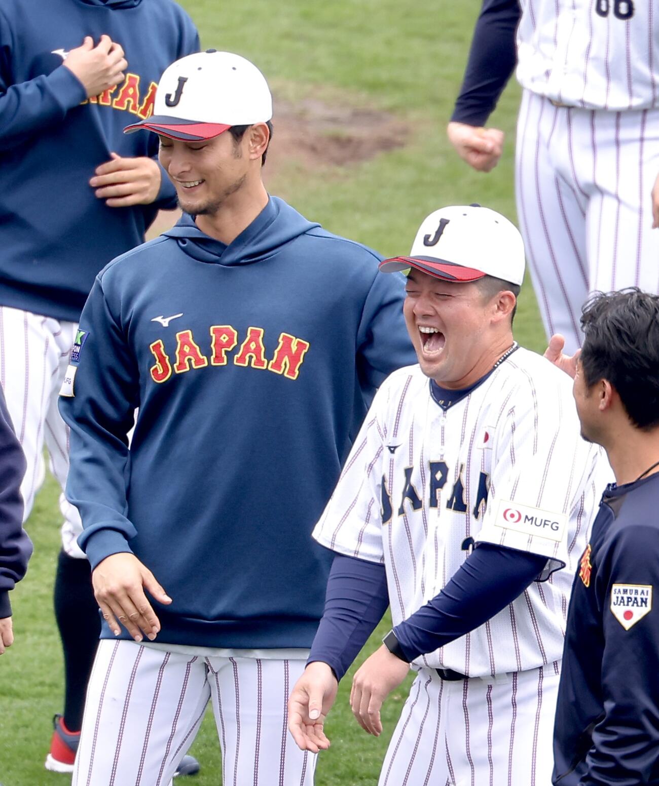 24日、手締め後にアドバイザーのダルビッシュ（左）と牧（撮影・河田真司）