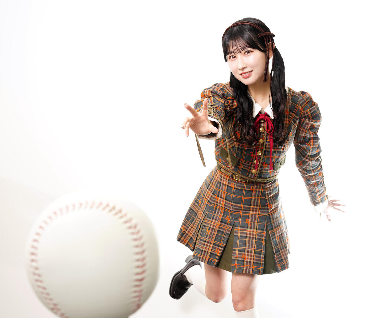 “剛速球”を投じるポーズを見せる＝LOVEの山本杏奈（撮影・江口和貴）