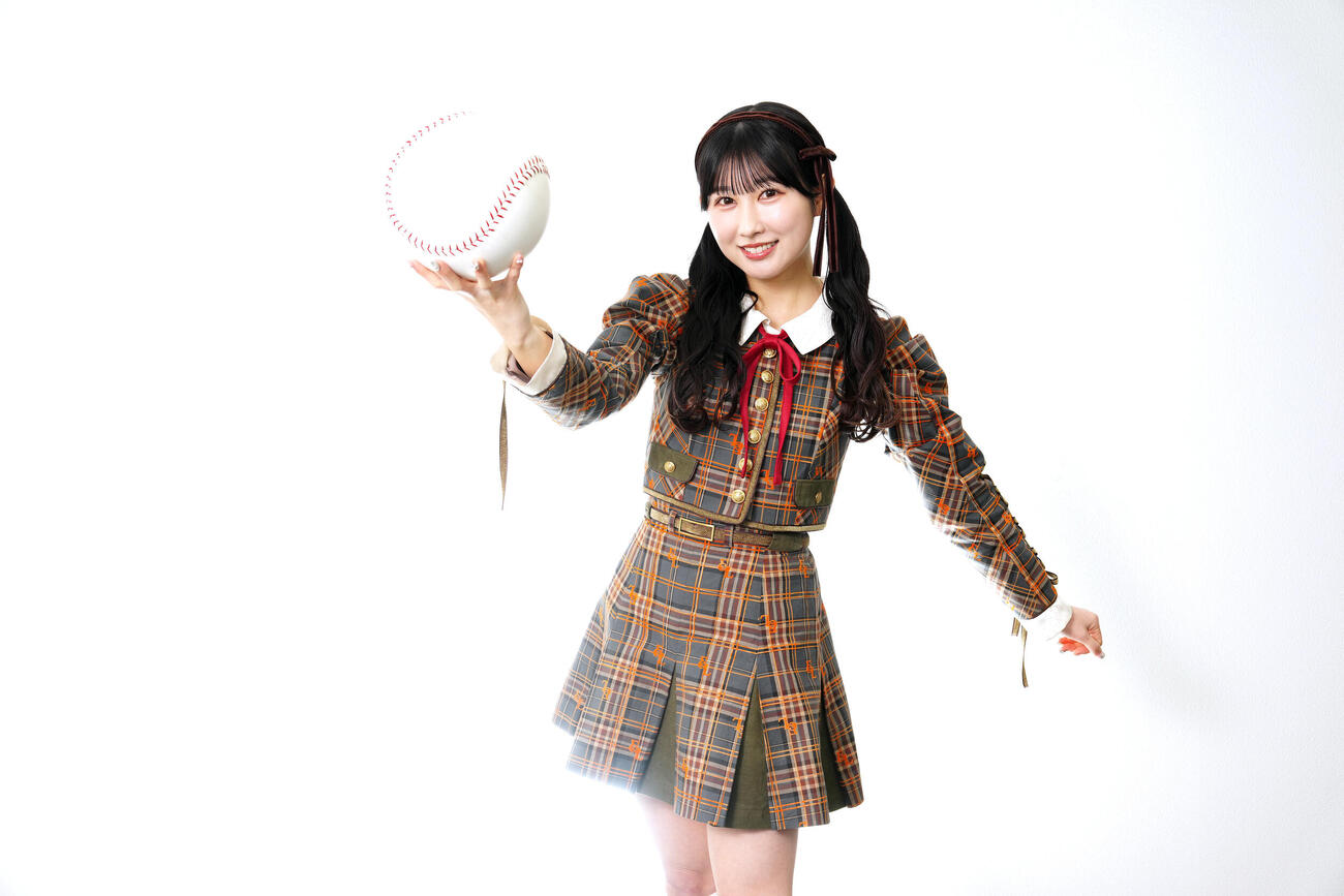 ボールを手にする＝LOVEの山本杏奈（撮影・江口和貴）