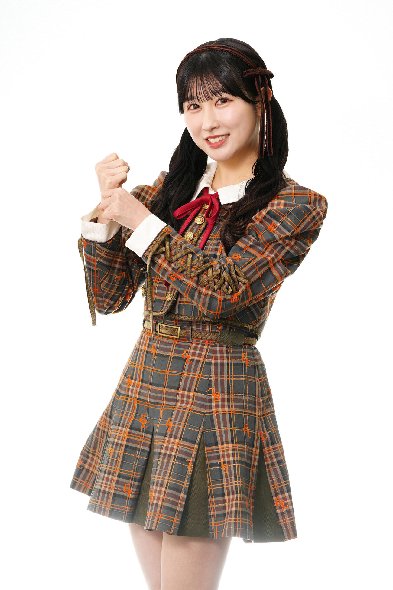 バットを持つポーズを見せる＝LOVEの山本杏奈（撮影・江口和貴）