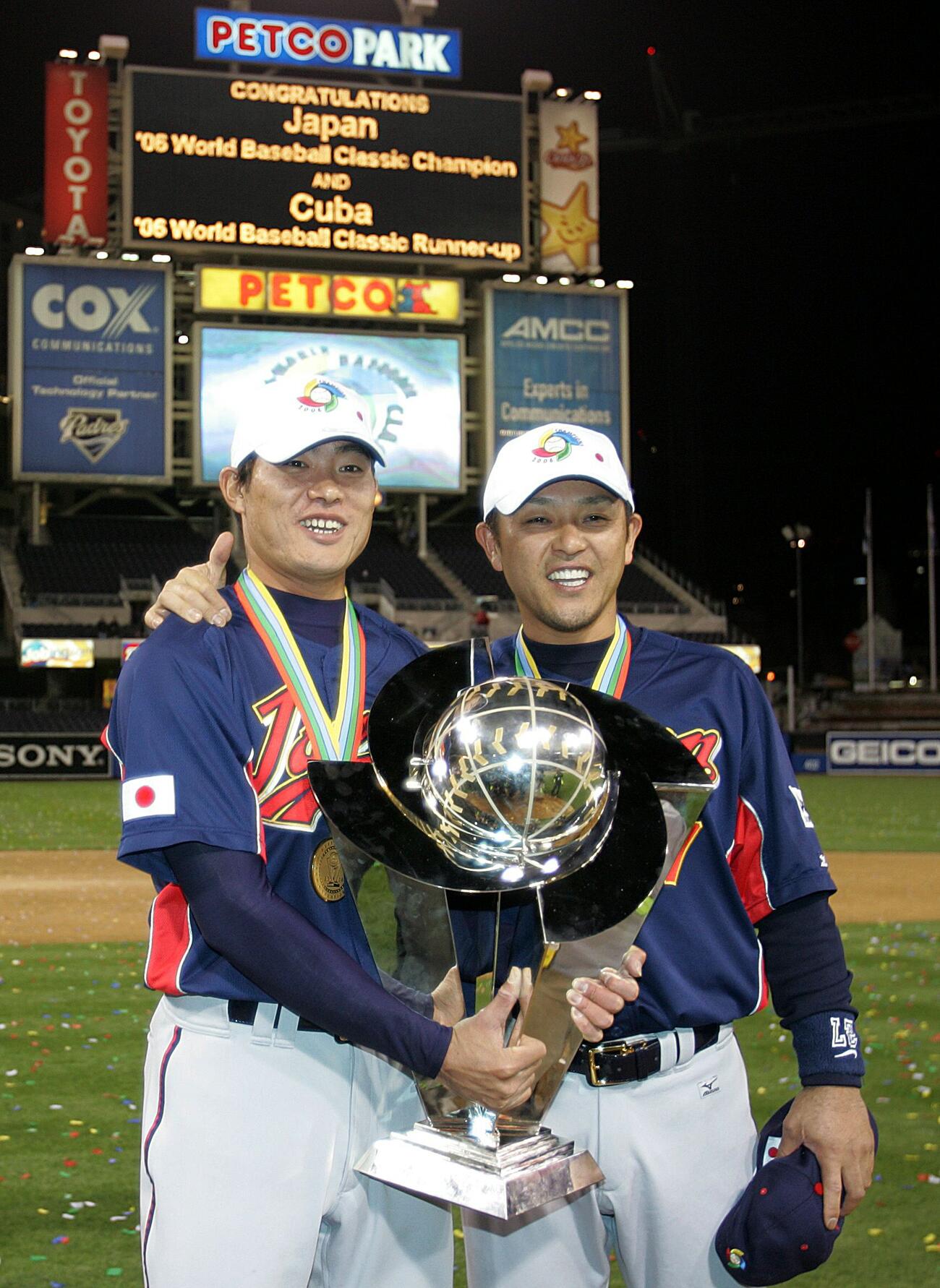 WBC決勝　日本対キューバ　記念撮影する福留孝介さんと谷繁元信さん（2006年3月撮影）