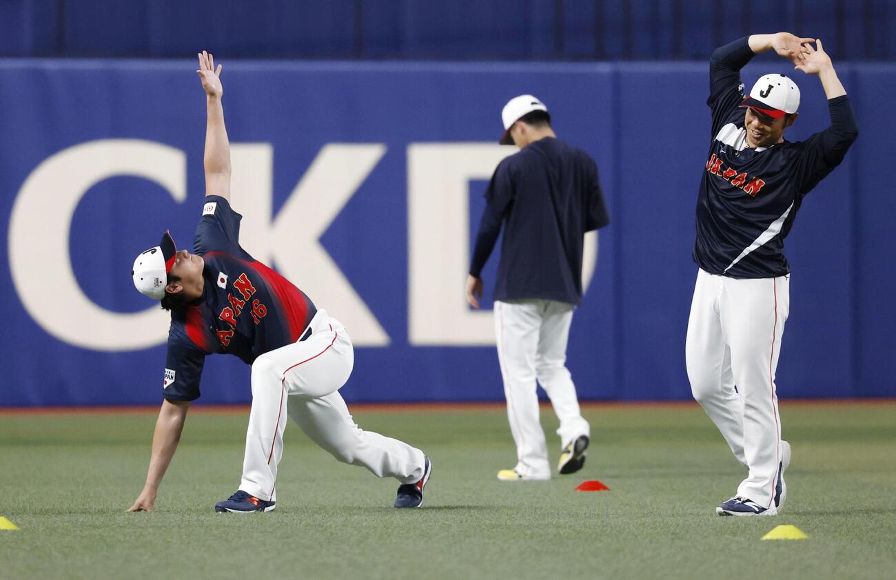 ウオーミングアップする大谷（左）と近藤（右）＝バンテリンドーム（共同）