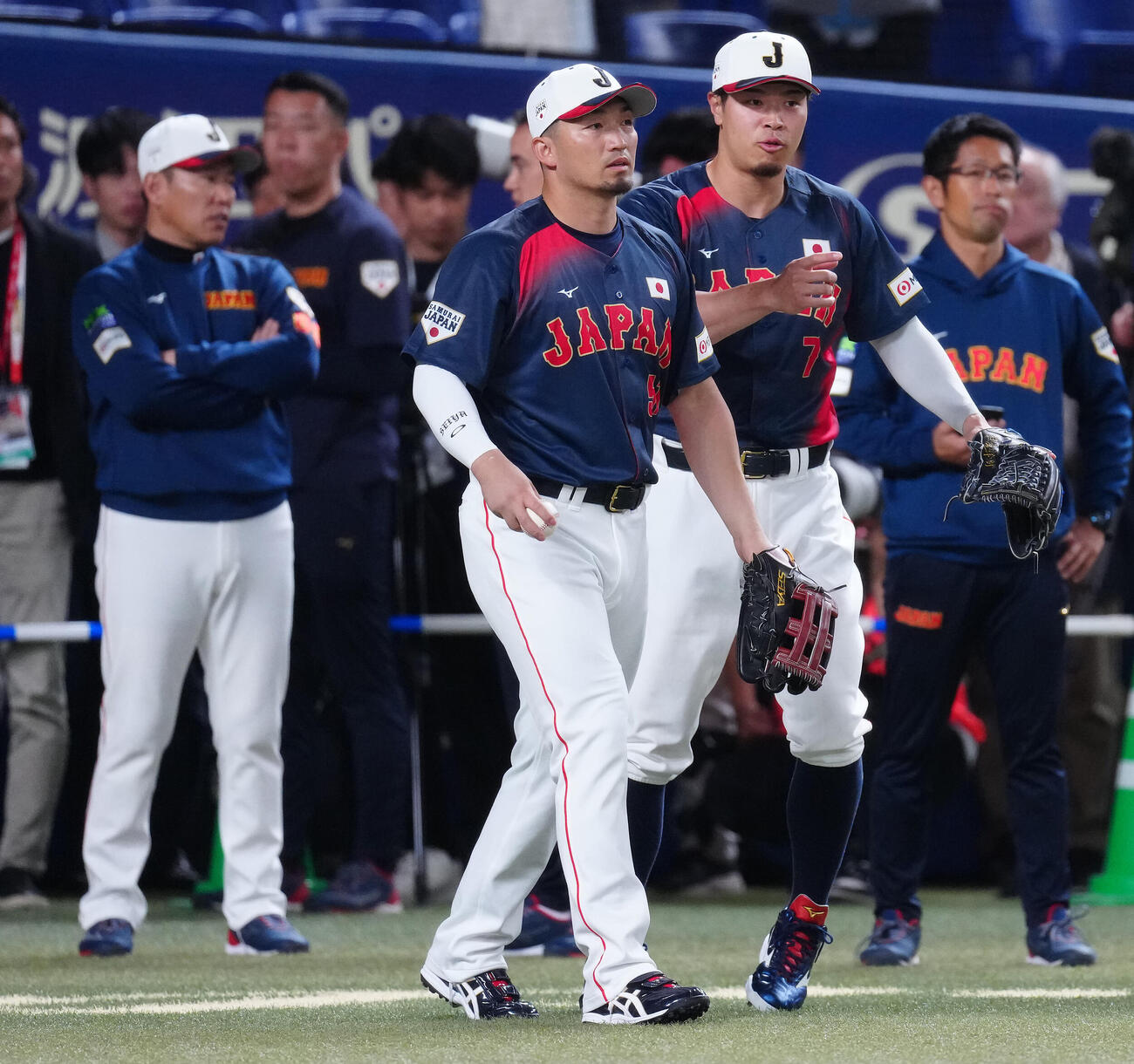 鈴木（中央）とキャッチボールに臨む佐藤（撮影・垰建太）