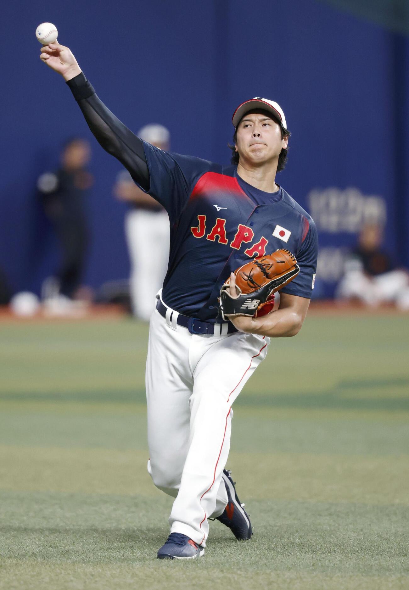 WBC日本代表に合流し、キャッチボールする大谷＝バンテリンドーム（共同）