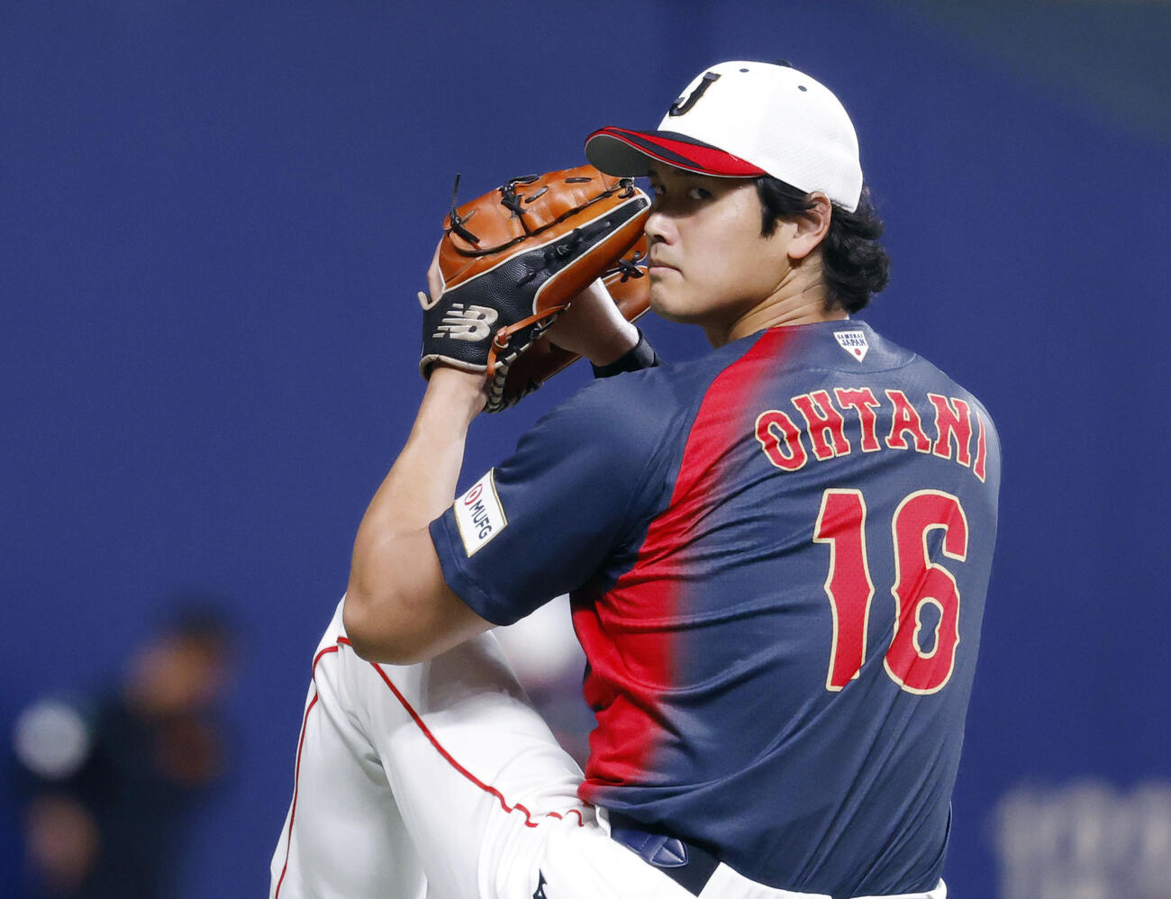WBC日本代表に合流し、キャッチボールする大谷＝バンテリンドーム（共同）