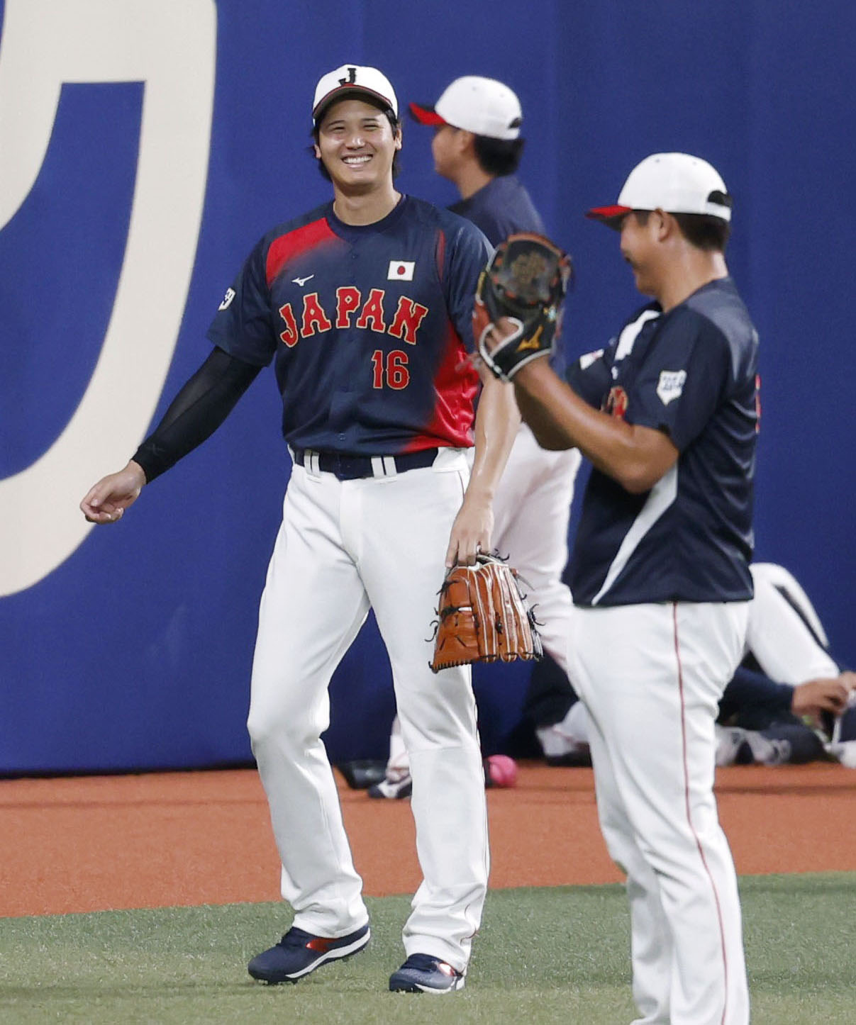 WBC日本代表に合流し、菅野智之（右）と笑顔で言葉を交わす大谷翔平（共同）