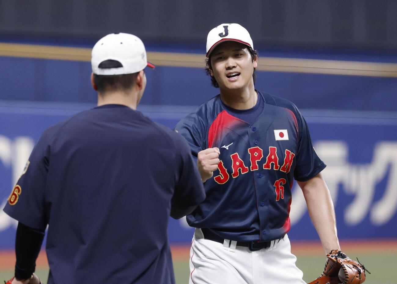 キャッチボールを終え、タッチを交わす大谷＝バンテリンドーム（共同）