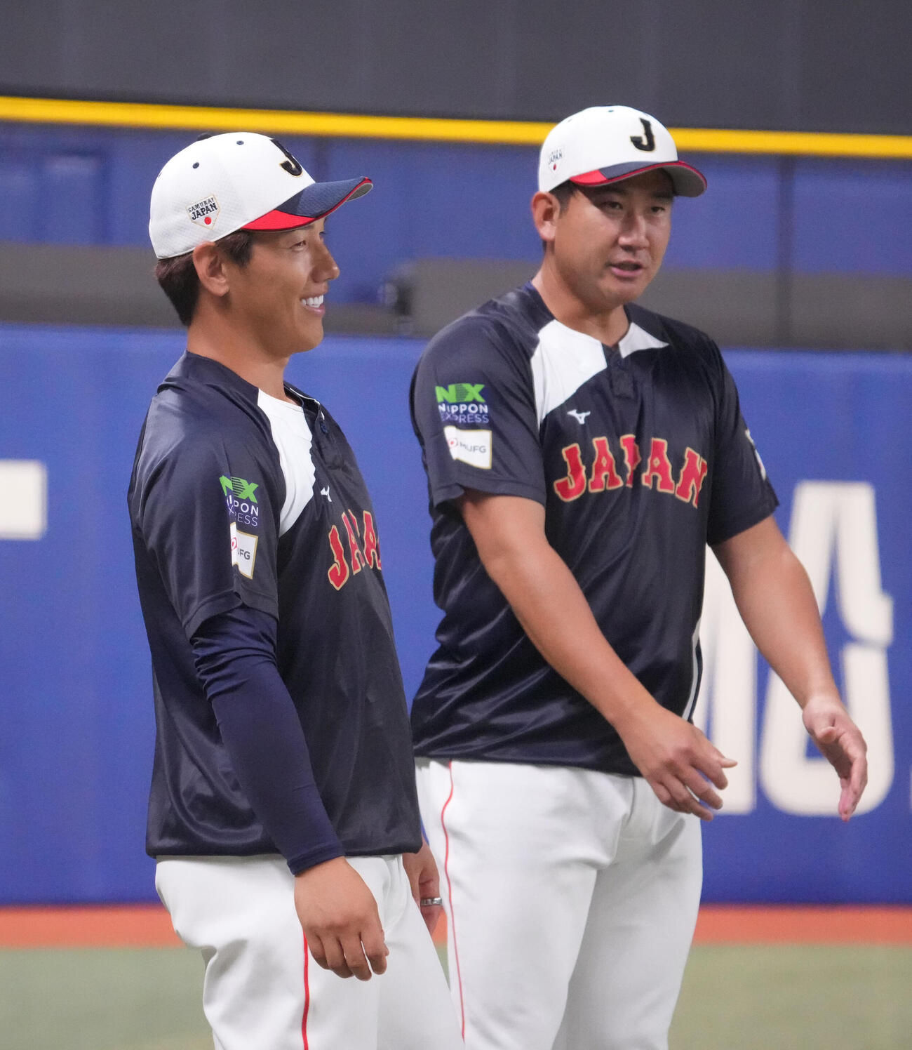 言葉を交わす吉田（左）と菅野（撮影・森本幸一）
