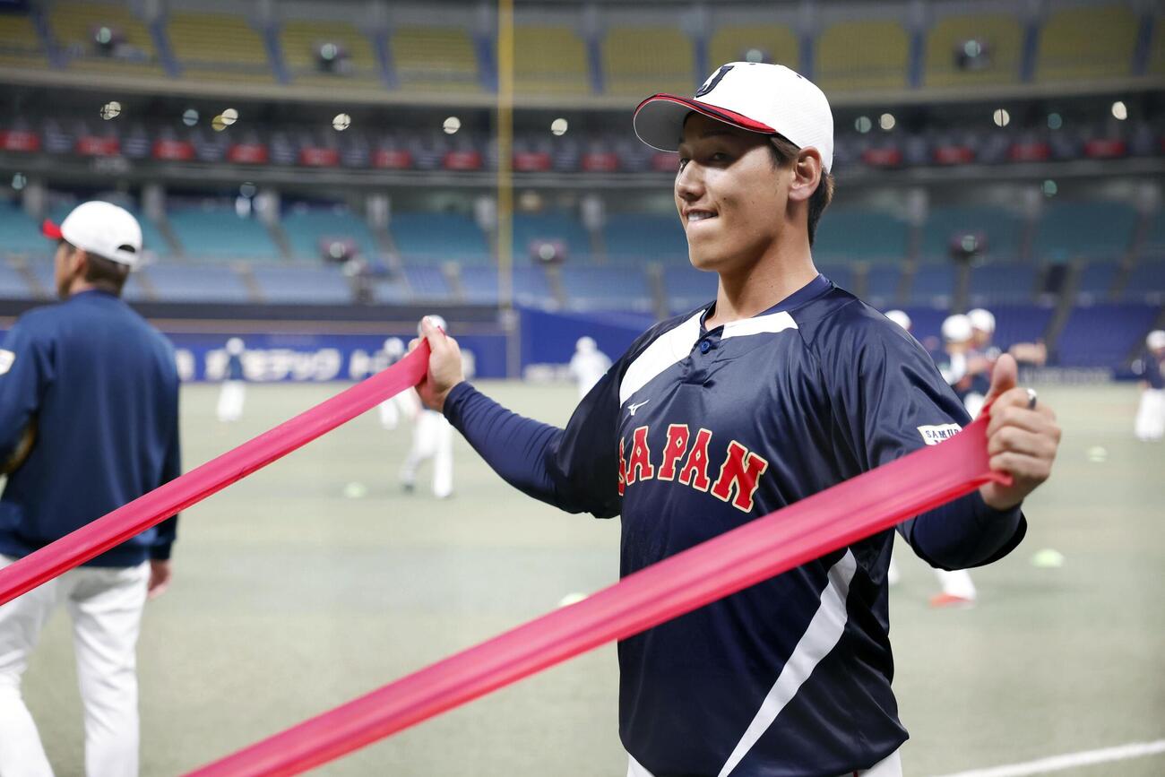 調整する吉田正尚＝バンテリンドーム(共同)