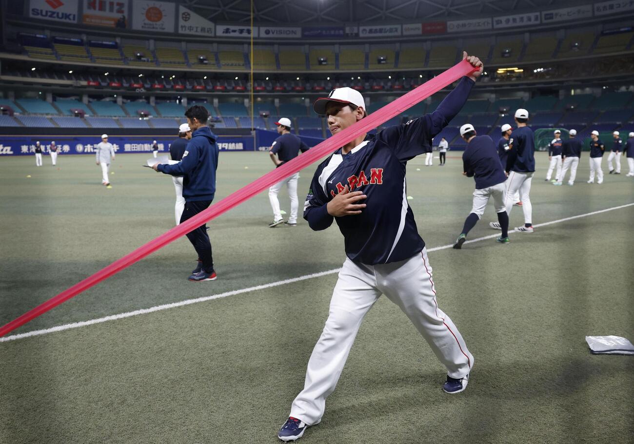 調整する吉田正尚＝バンテリンドーム(共同)