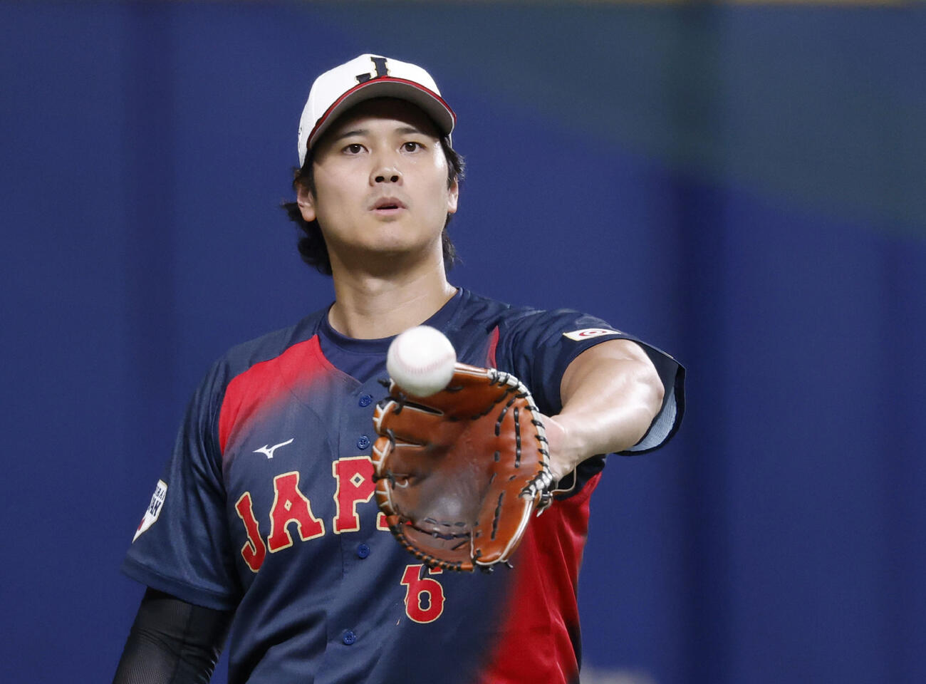 WBC日本代表に合流し、キャッチボールする大谷＝バンテリンドーム（共同）