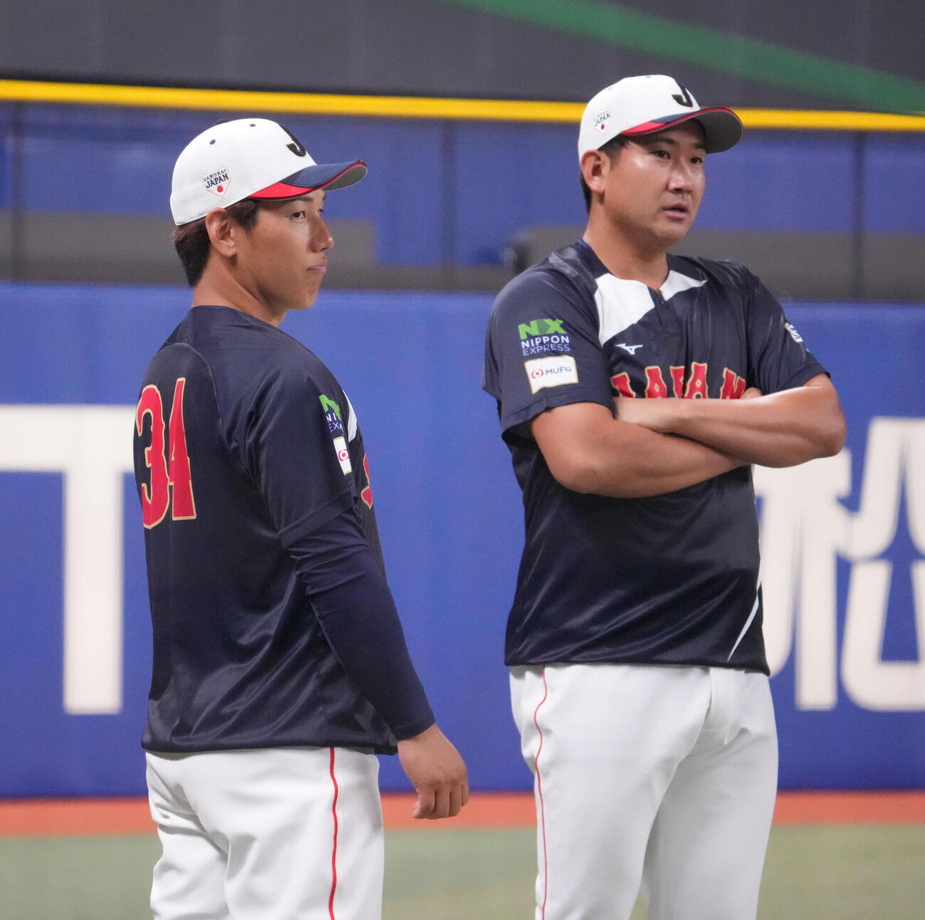 言葉を交わす吉田（左）と菅野（撮影・森本幸一）