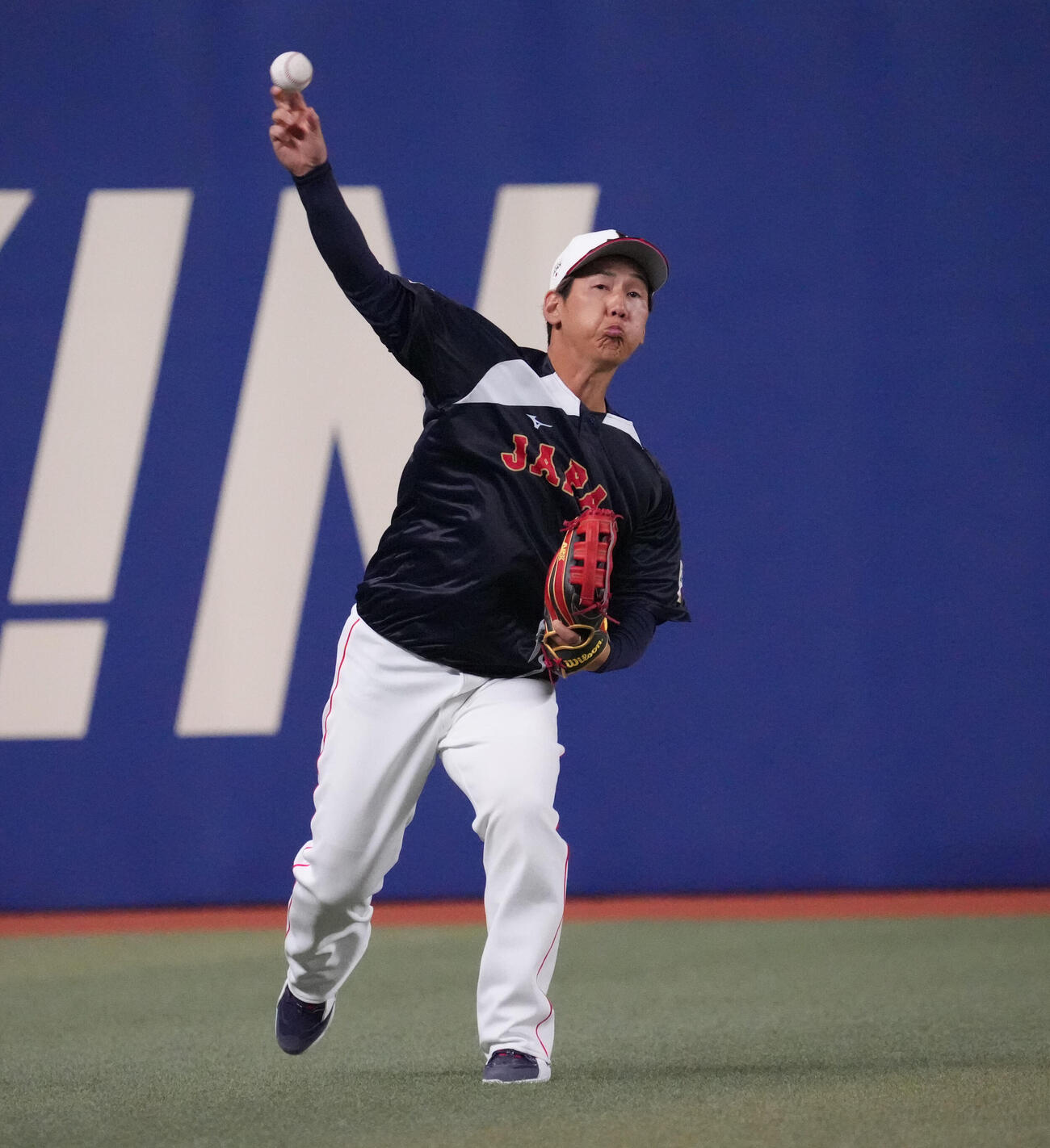 シートノックを受け送球する吉田（撮影・森本幸一）