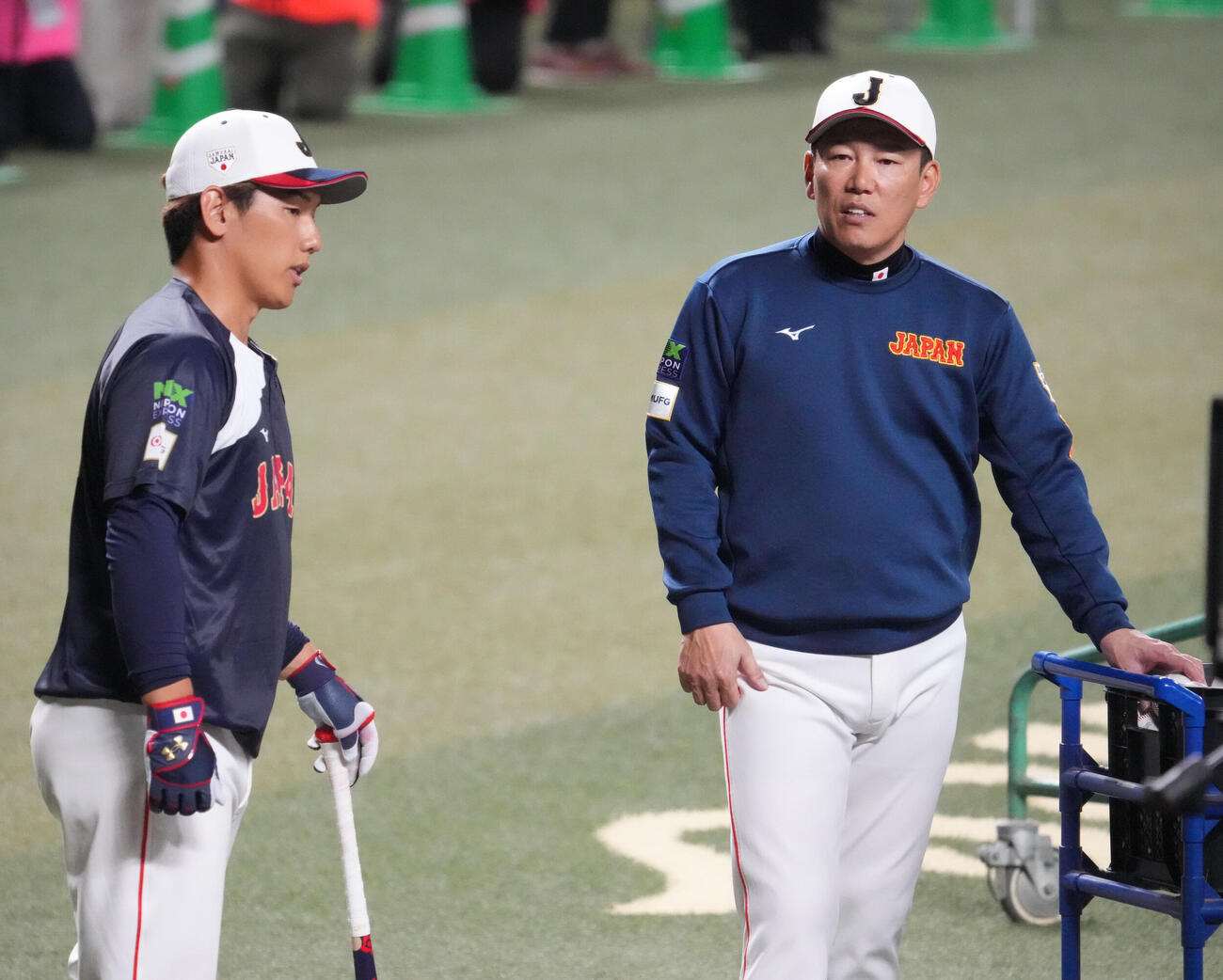 吉田（左）と言葉を交わす井端監督（撮影・森本幸一）