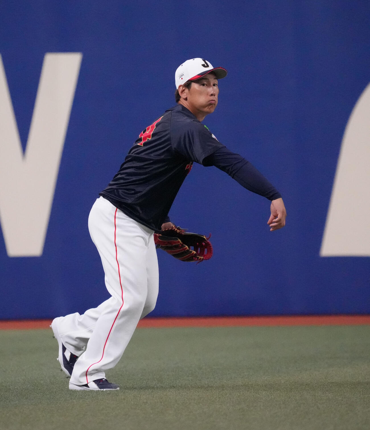 シートノックを受け送球する吉田（撮影・森本幸一）