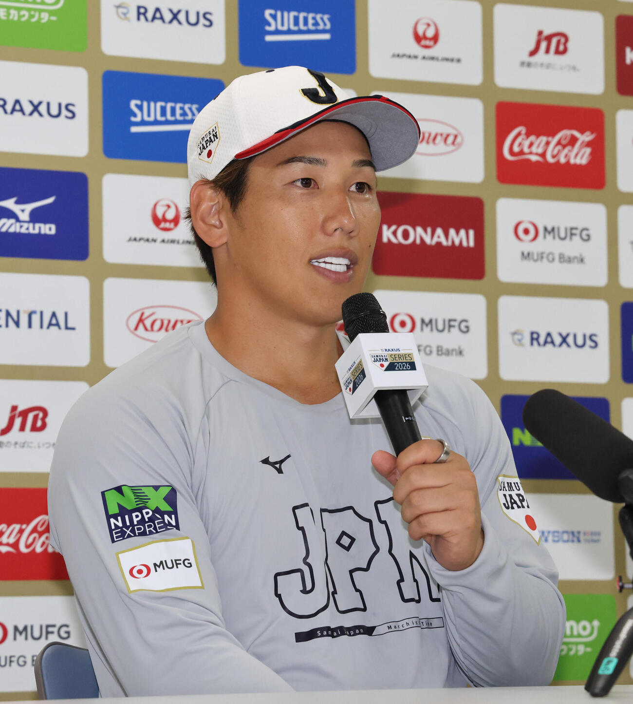 練習を終え会見する吉田