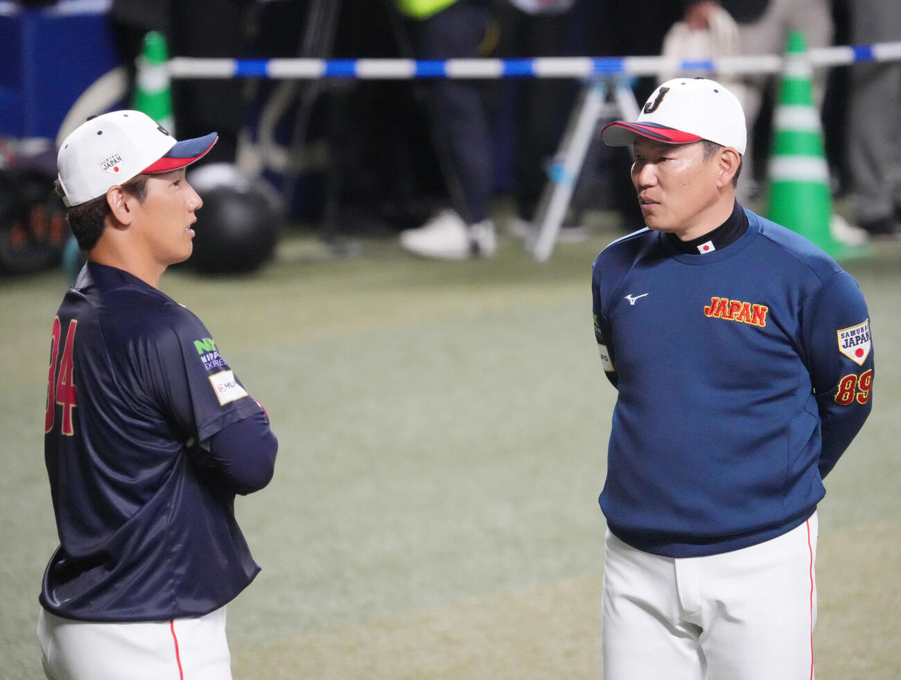 吉田（左）と言葉を交わす井端監督（撮影・森本幸一）