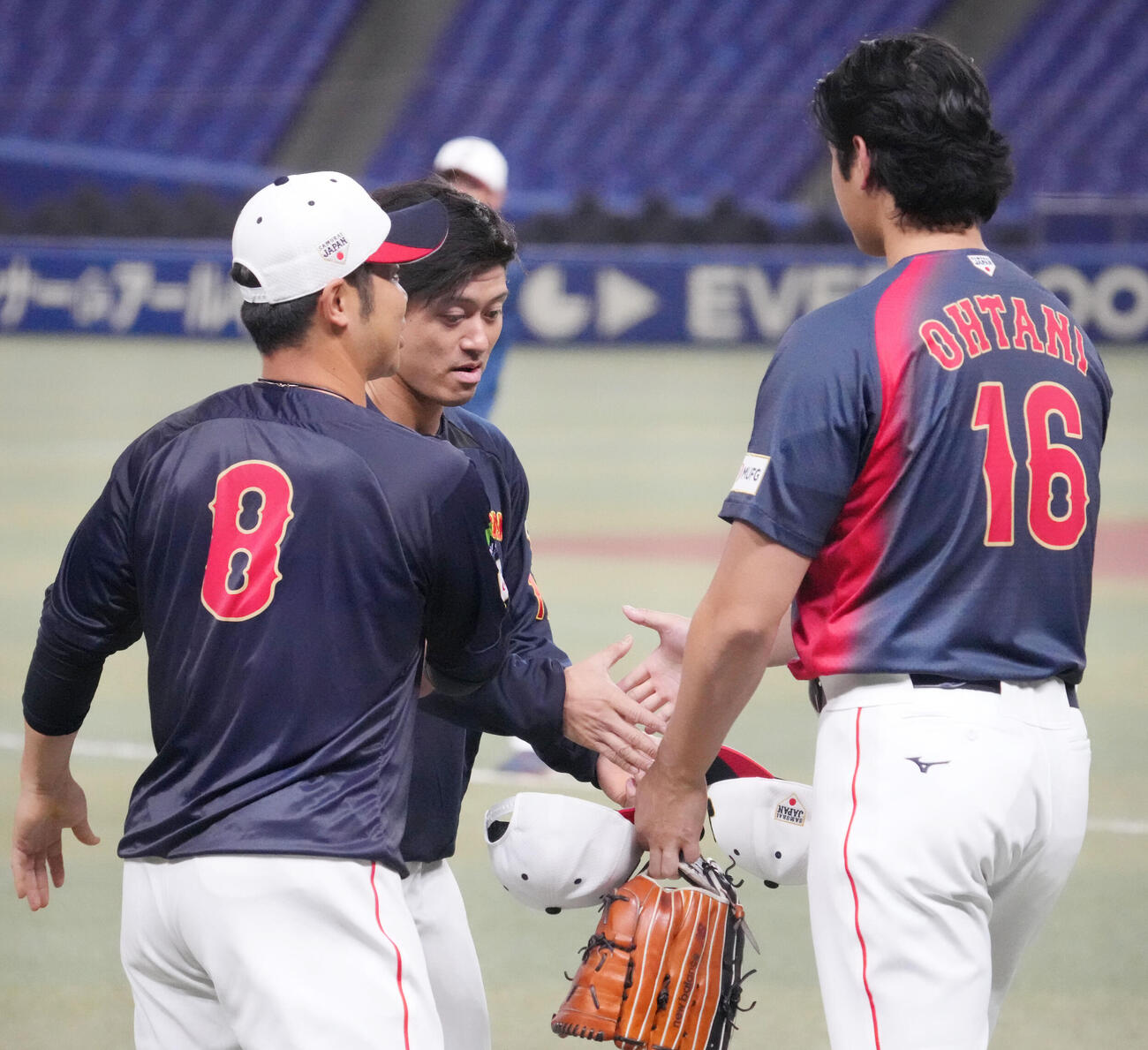 坂本（中央）は大谷とあいさつを交わす（撮影・森本幸一）