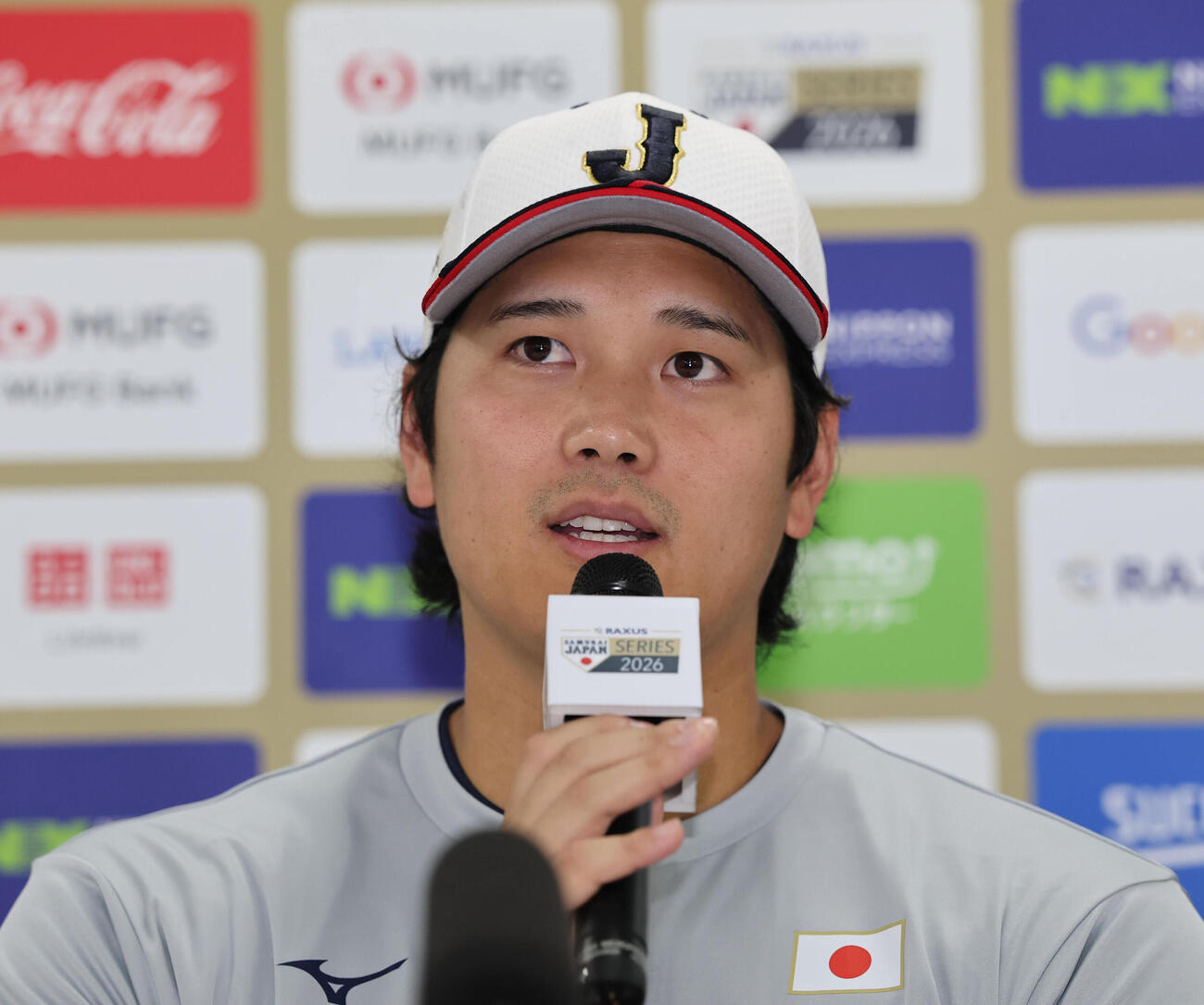 練習を終え会見する大谷