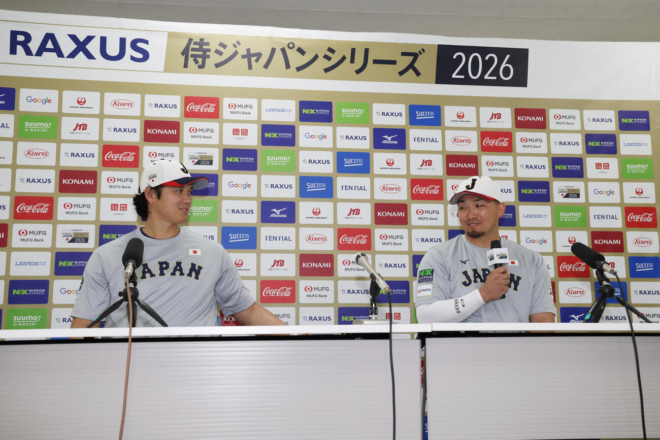 練習を終え会見する大谷（左）と鈴木