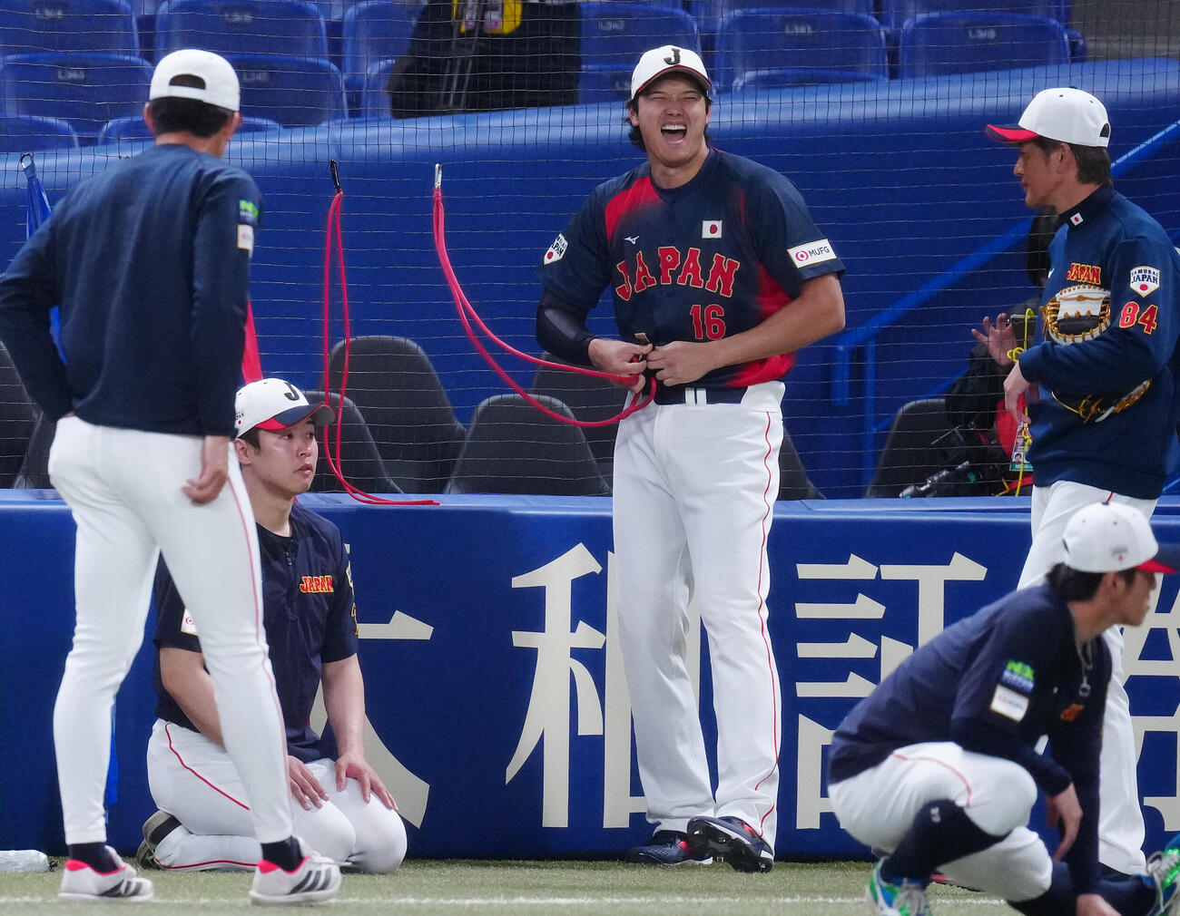 チームに合流し笑顔を見せる大谷（中央）（撮影・垰建太）