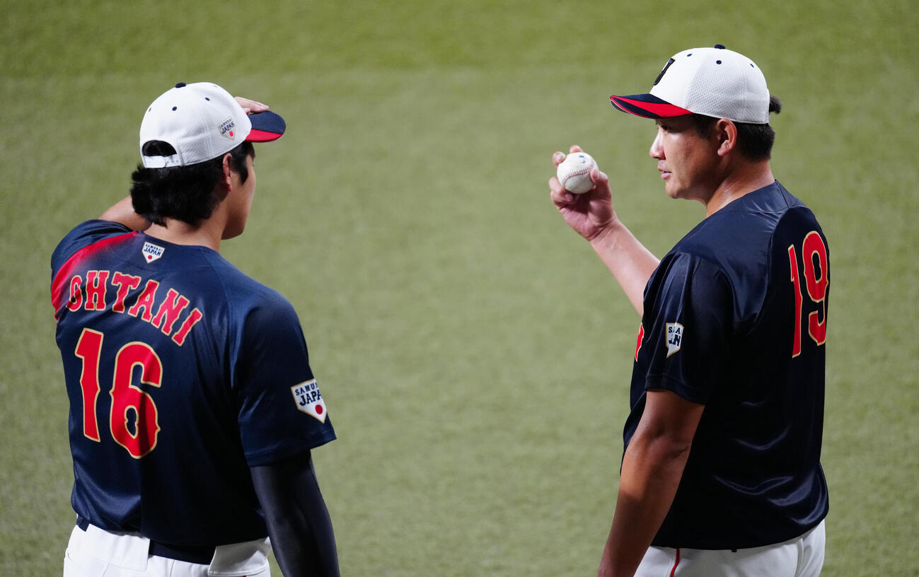 練習中に大谷（左）と話す菅野（撮影・垰建太）