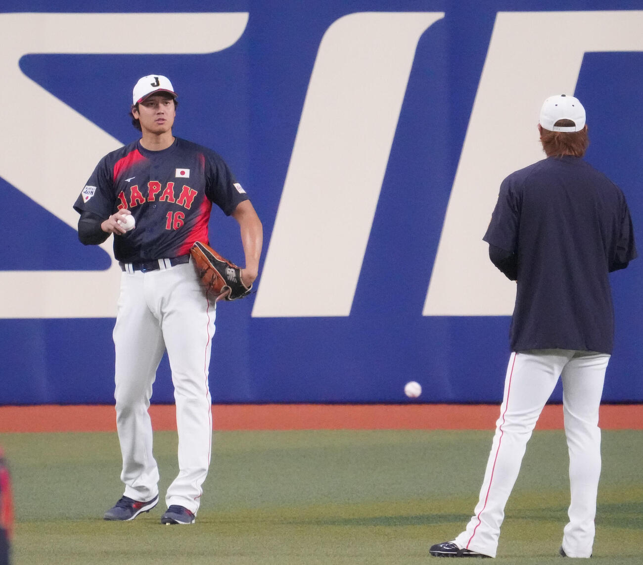 大谷（左）はキャッチボールの合間に高橋と言葉を交わす（撮影・森本幸一）