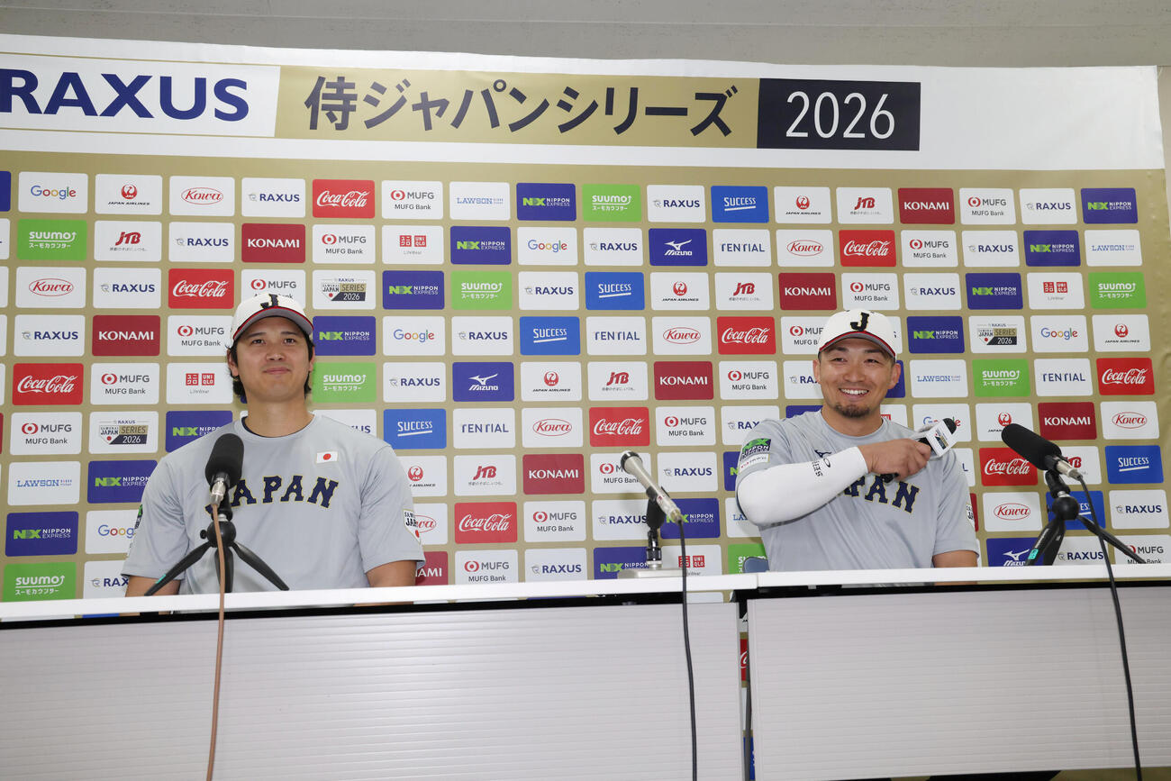 練習を終え会見する大谷（左）と鈴木