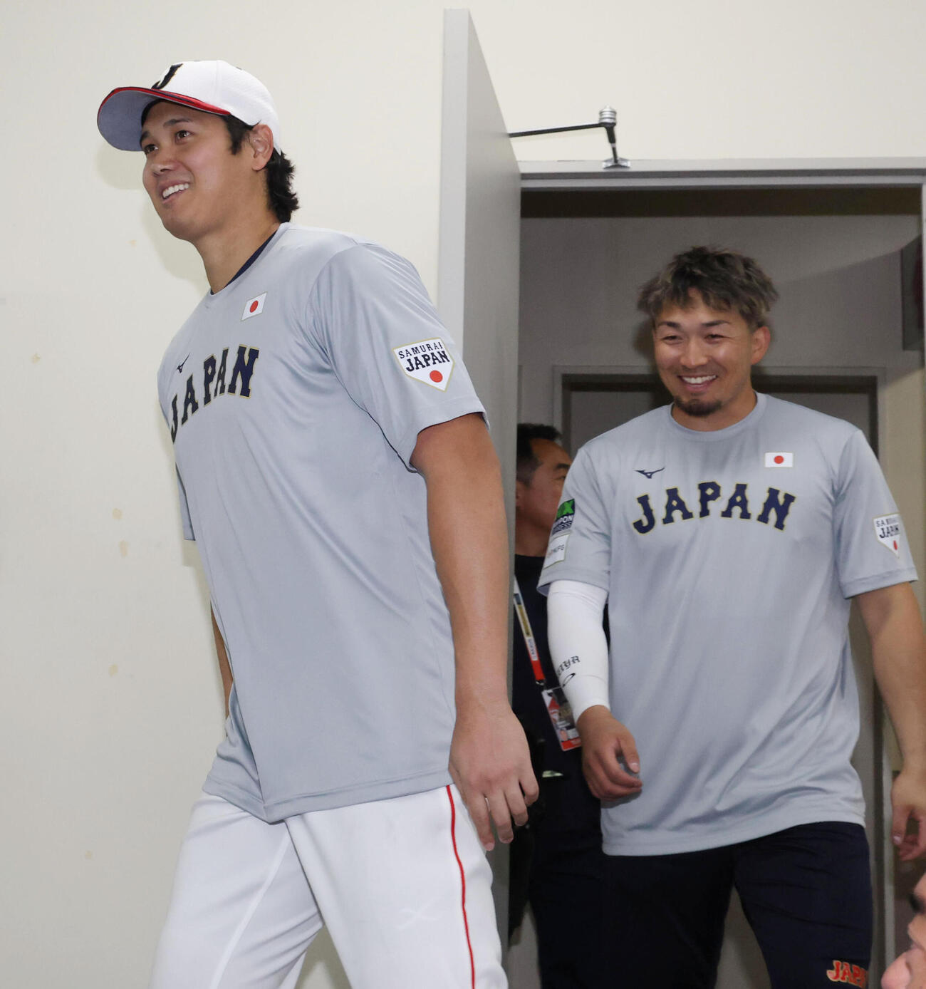 練習を終え会見の席に着く大谷（左）と鈴木