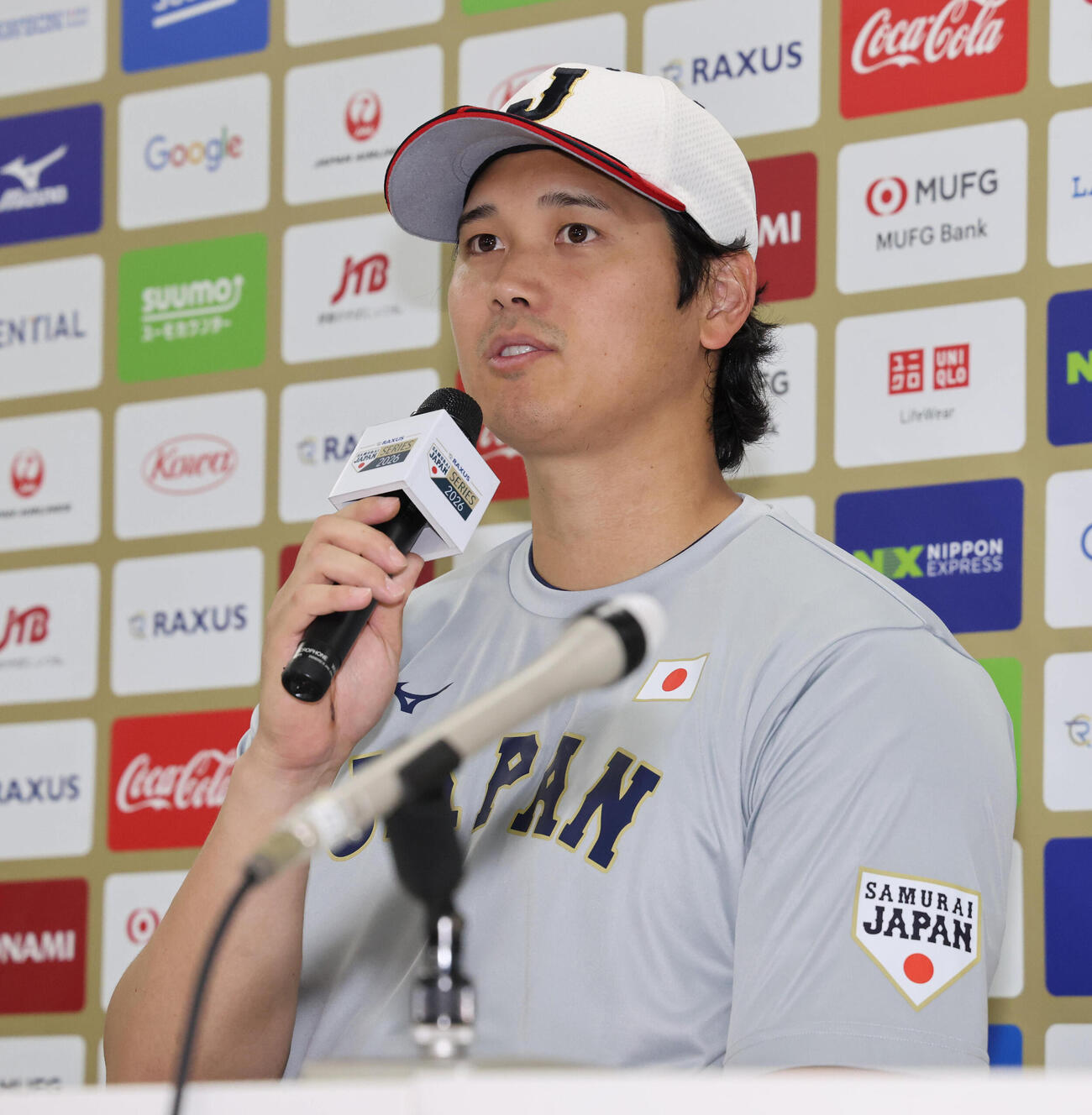 練習を終え会見する大谷