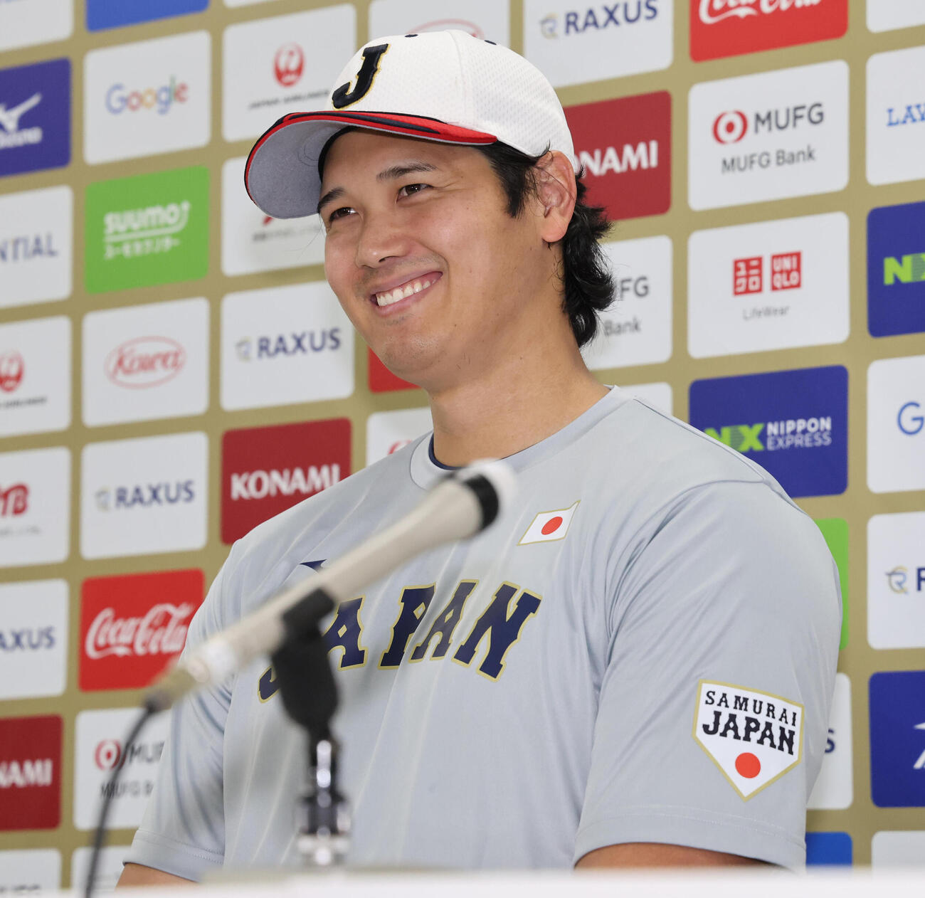 練習を終え会見する大谷