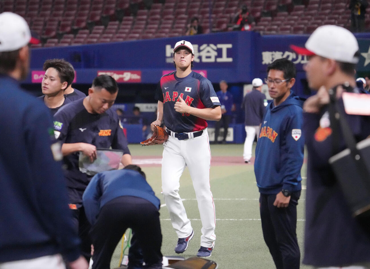 大谷（中央）は侍ジャパンに合流する（撮影・森本幸一）