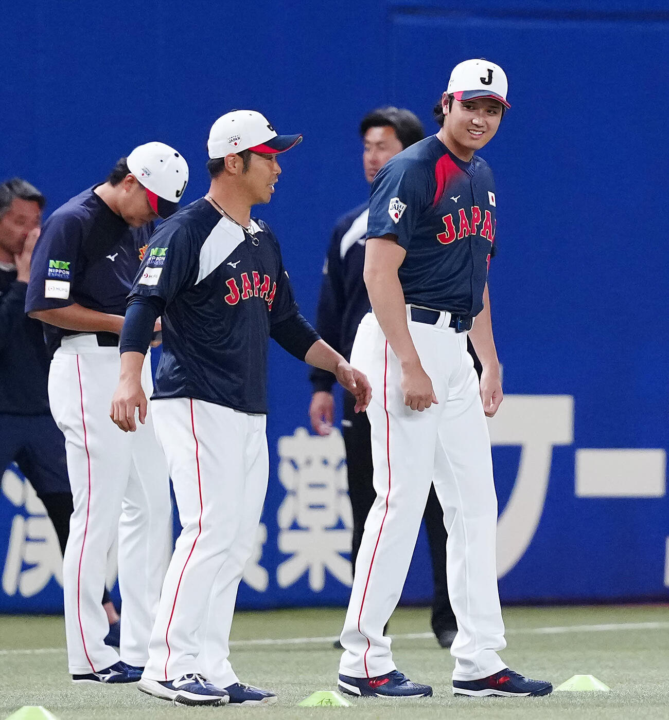 練習前、近藤（左）と話す大谷（撮影・垰建太）