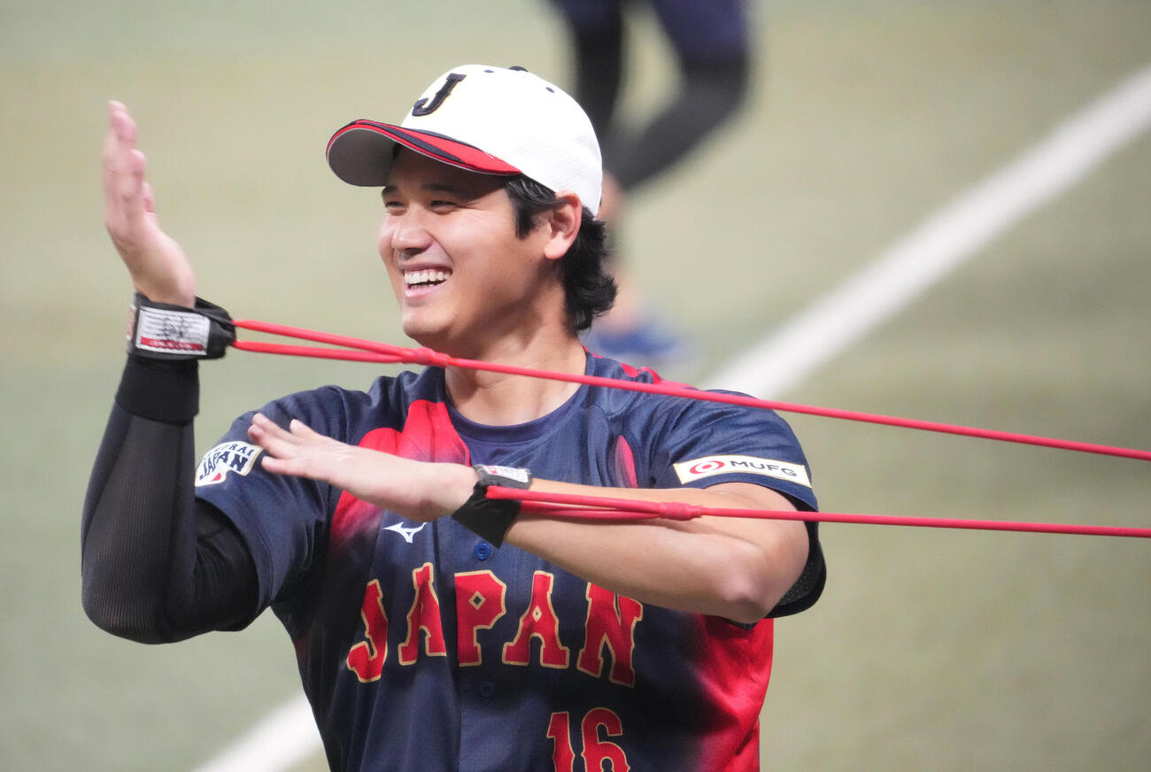 明るい表情でチューブトレーニングをする大谷（撮影・森本幸一）