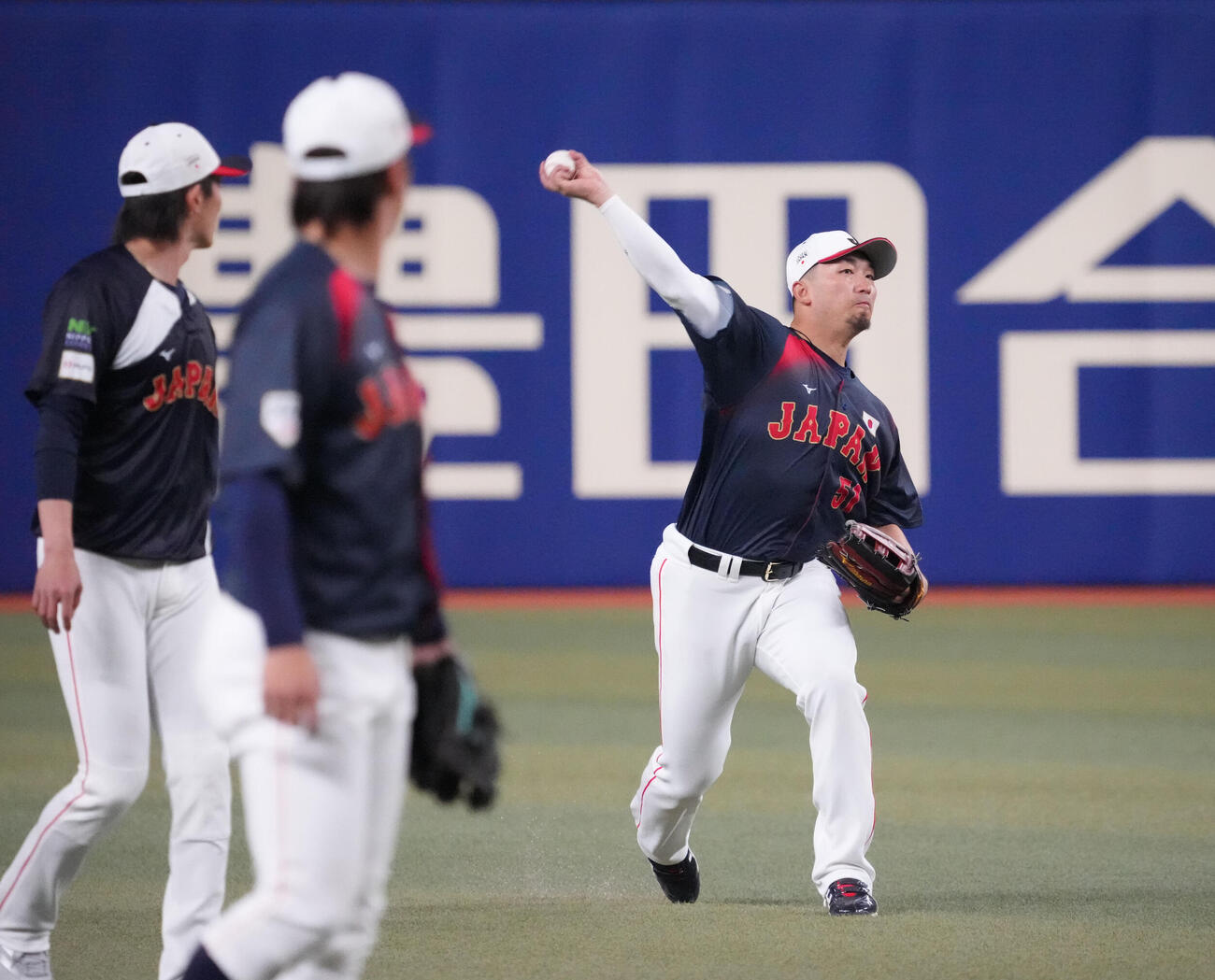 鈴木（右）はシートノックを受け送球する（撮影・森本幸一）