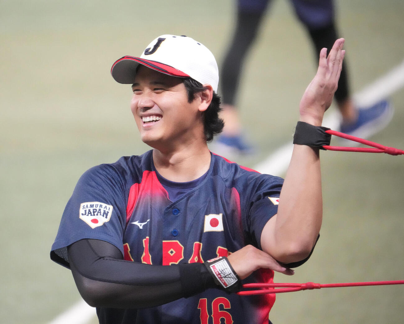 明るい表情でチューブトレーニングをする大谷（撮影・森本幸一）