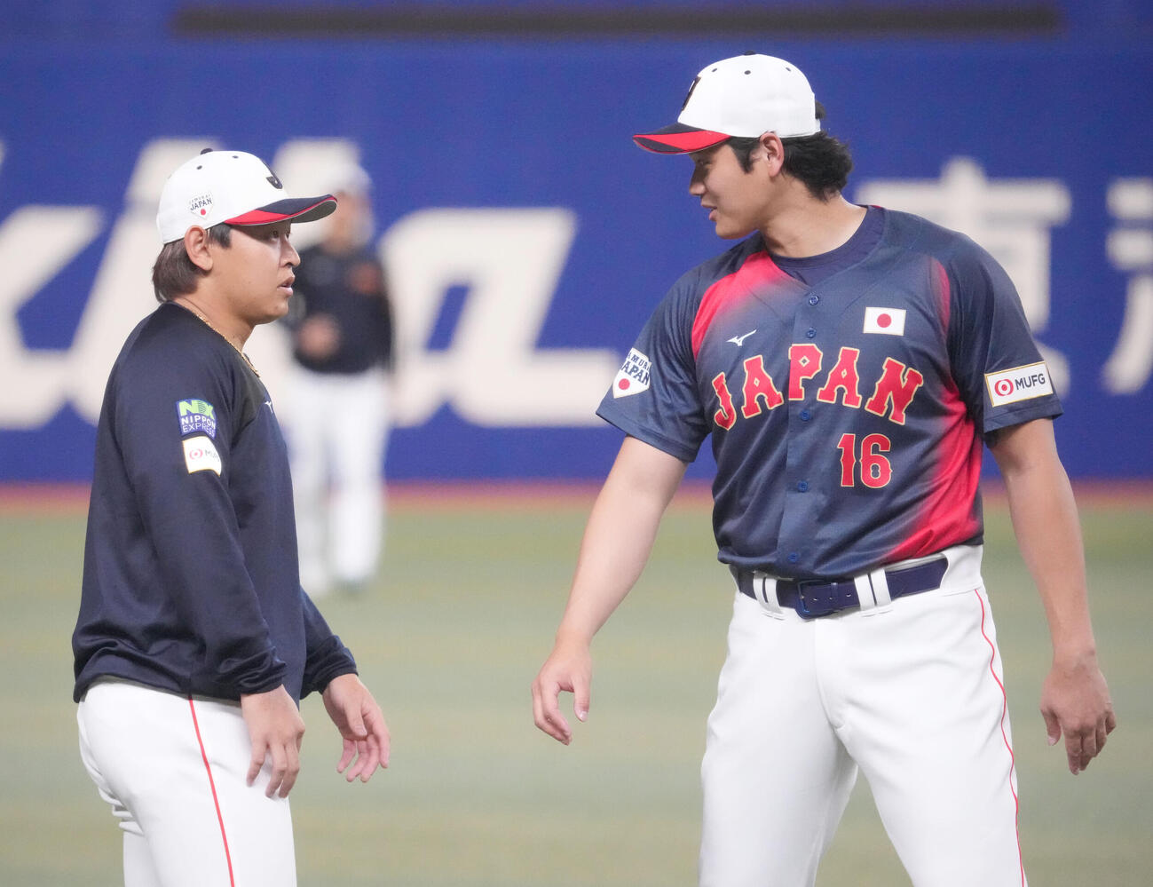 大谷翔（右）は侍ジャパンに合流し宮城と言葉を交わす（撮影・森本幸一）