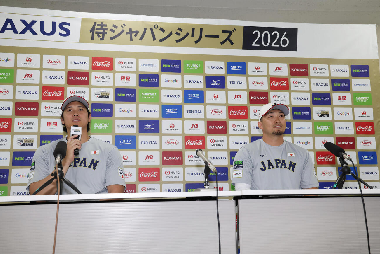 練習を終え会見する大谷（左）と鈴木
