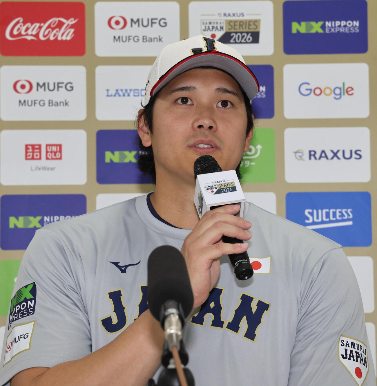 練習を終え会見する大谷